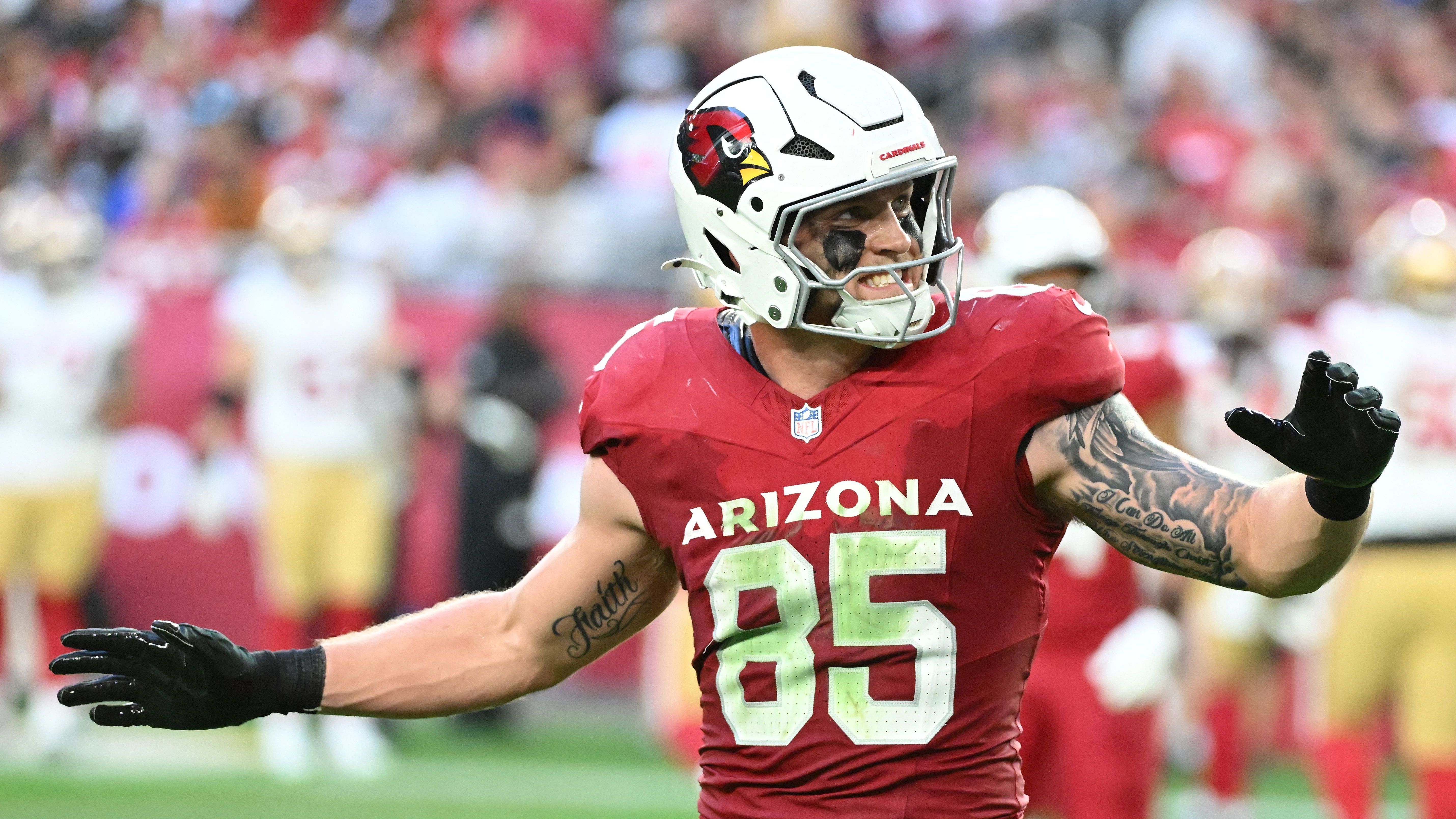 <strong>NFL: Top-Verdiener nach Positionen</strong><br><em>Über die letzten beiden Spielzeiten kommt Trey McBride auf 202 Catches und knapp 2.000 Receiving Yards. Für seine Leistungen wurde er nun mit einem Vierjahres-Vertrag entlohnt, der ihn zum bestbezahlten Tight End macht. <strong>ran</strong> zeigt die Top-Verdiener der einzelnen Positionen. Basis ist das durchschnittliche Jahresgehalt. (Quelle: spotrac.com; Stand: 3. April 2025)</em>