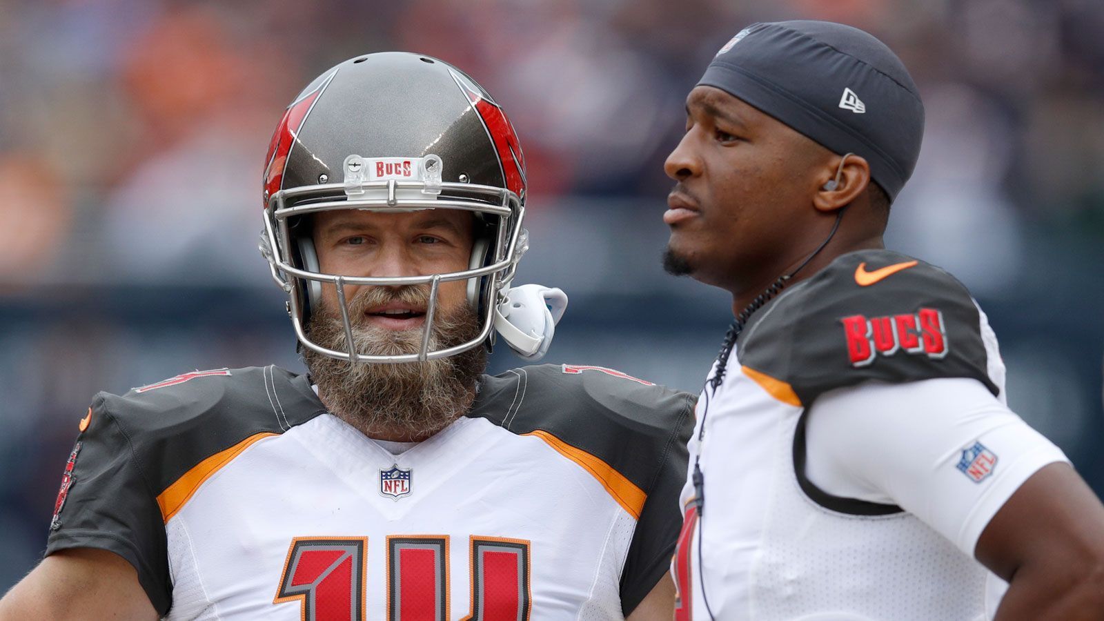 
                <strong>Verlierer: Ryan Fitzpatrick</strong><br>
                Das Fitzmagic-Märchen ist erst einmal beendet. Nach drei starken Auftritten ging er gegen die Bears sang- und klanglos baden. Erst warf er eine Interception, musste dann zur Halbzeit auf die Bank und verlor seine Starter-Rolle nun an Jameis Winston, der nach seiner abgesessenen Sperre gegen die Bears zunächst nur zuschauen durfte.
              