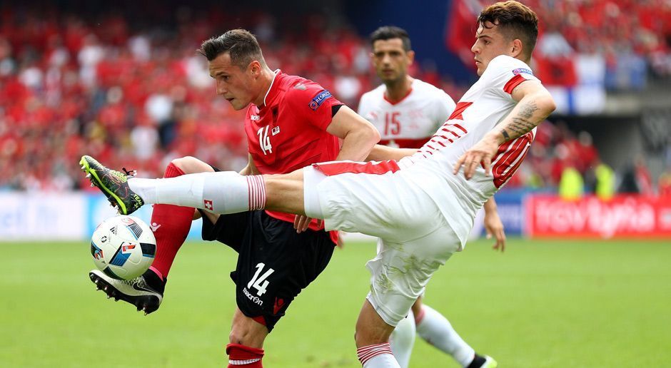 
                <strong>Schweizer Ballkontakt-Rekord: Granit Xhaka</strong><br>
                Schweizer Ballkontakt-Rekord: Granit Xhaka. Stolze 129 Mal hatte der Mittelfeld-Motor der Eidgenossen den Ball gegen Albanien am Fuß. So häufig wie kein Schweizer jemals zuvor bei einer Europameisterschaft. Und auch übergreifend ein richtig starker Wert. Zur Einordnung: Die letzten Spieler, die auf mehr als 125 Ballkontakte bei einer EM kamen, waren Andrea Pirlo (EM 2012) und Xabi Alonso (EM 2012).
              