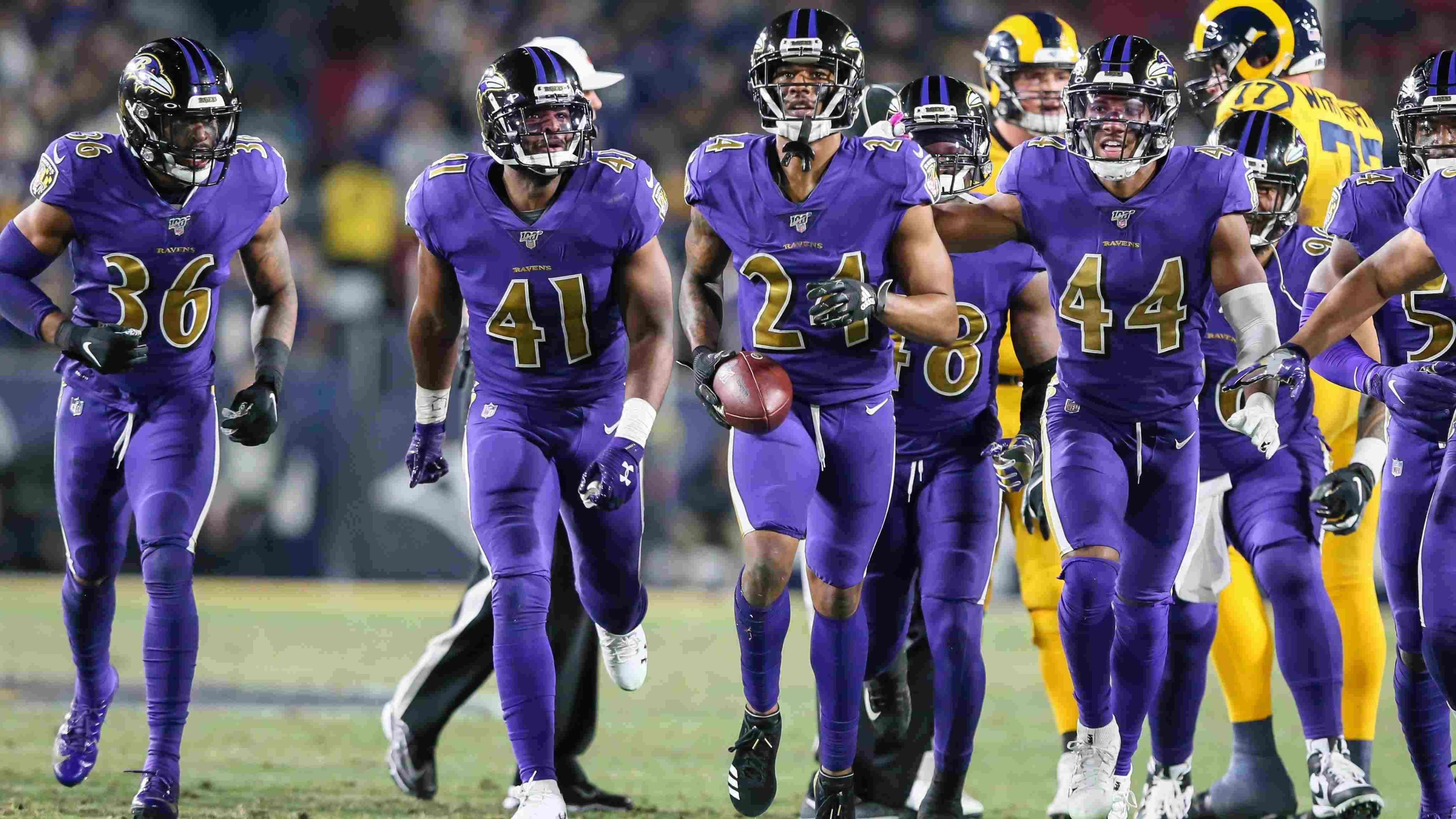 
                <strong>Baltimore Ravens</strong><br>
                Die Baltimore Ravens haben mit Earl Thomas, Marcus Peters und Marlon Humphrey ohnehin eine der besten Secondaries der gesamten NFL. Sollten die Ravens tatsächlich für Adams traden, würden sie mit großem Abstand die Spitze dieser Kategorie einnehmen. Sie befinden sich mit der aufstrebenden Offense um Lamar Jackson im Super-Bowl-Fenster und mit der Verpflichtung von Adams würden sie dieses weit aufstoßen. Da die Ravens in den kommenden Jahren noch den Großteil ihrer Picks besitzen, dürfte auch ein angemessener Ausgleich an die Jets nicht schwer fallen. In der Saison 2020 verdient Adams knapp 7.2 Millionen US-Dollar - ein Betrag, den die Ravens im Cap zur Not freischaufeln könnten. Zudem hätten sie in den kommenden Jahren genügend Cap Space, um Adams eine langfristige Verlängerung anbieten zu können.ran-Einschätzung: Die Baltimore Ravens sind ein heißer Kandidat auf die Verpflichtung von Adams. Der Deal würde für beide Seiten auch langfristig Sinn ergeben. 
              