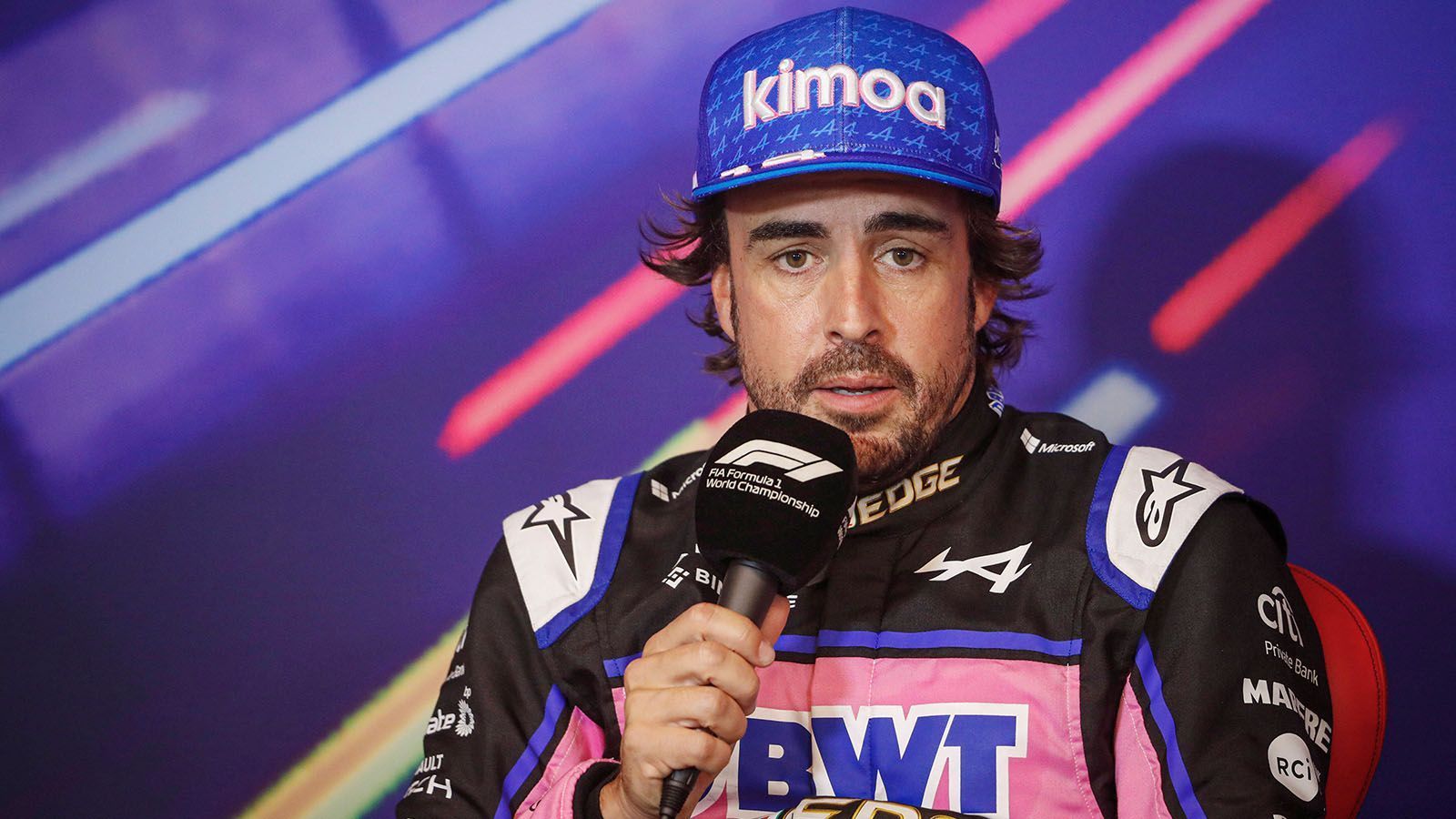 
                <strong>Verlierer: Fernando Alonso</strong><br>
                Nimmt man das gesamte Wochenende, ist Fernando Alonso sicherlich kein Verlierer. Mit seinem grandiosen Qualifying zeigt der Spanier, dass er noch lange nicht zum "alten Eisen" gehört. Zum ersten Mal seit 2012 startet der zweimalige Weltmeister aus der ersten Startreihe. Seinen zweiten Platz kann der 40-Jährige am Start auch erst verteidigen. Aufgrund von Motorenproblemen und einer schlechten Strategie landet Alonso am Schluss nur auf Platz sieben, bis er diesen wegen einer nachträglichen Strafe (unfaires Verteidigen gegen Valtteri Bottas) abgeben muss und bis auf den neunten Rang rutscht.
              