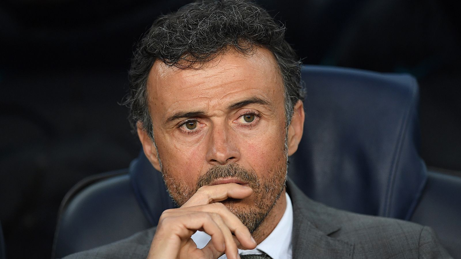 
                <strong>Luis Enrique (vereinslos)</strong><br>
                Seit seinem Rücktritt als Trainer vom FC Barcelona vor einem Jahr hat Luis Enrique keinen Job mehr übernommen. Bei den Katalanen machte sich der Welttrainer der Saison 2014/2015 mit neun Titeln in drei Jahren einen Namen. Doch er hat auch eine Real-Vergangenheit: Von 1991 bis 1996 lief Enrique für die "Königlichen" auf, ehe es ihn zum großen katalanischen Rivalen zog. Diese Vergangenheit könnte seine Chancen verbessern.
              