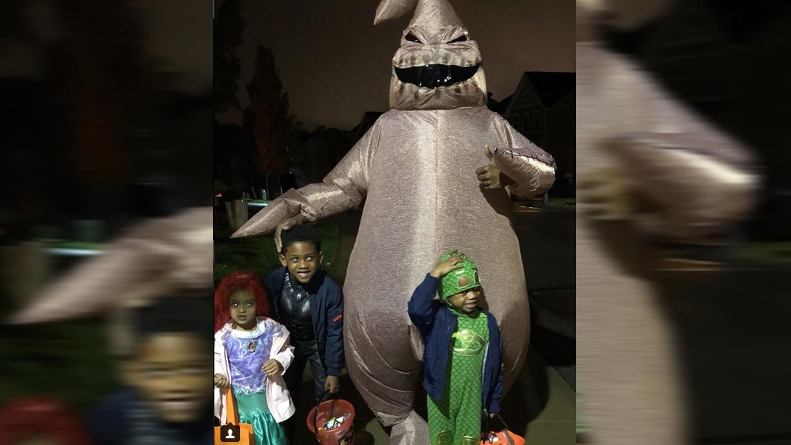 
                <strong>Justin Hunter</strong><br>
                Passendes Kostüm an Halloween! Justin Hunter (Pittsburgh Steelers) verkleidete sich als "Oogie Boogie", dem Halloweentown-Bewohner aus dem Film "The Nightmare Before Christmas".
              