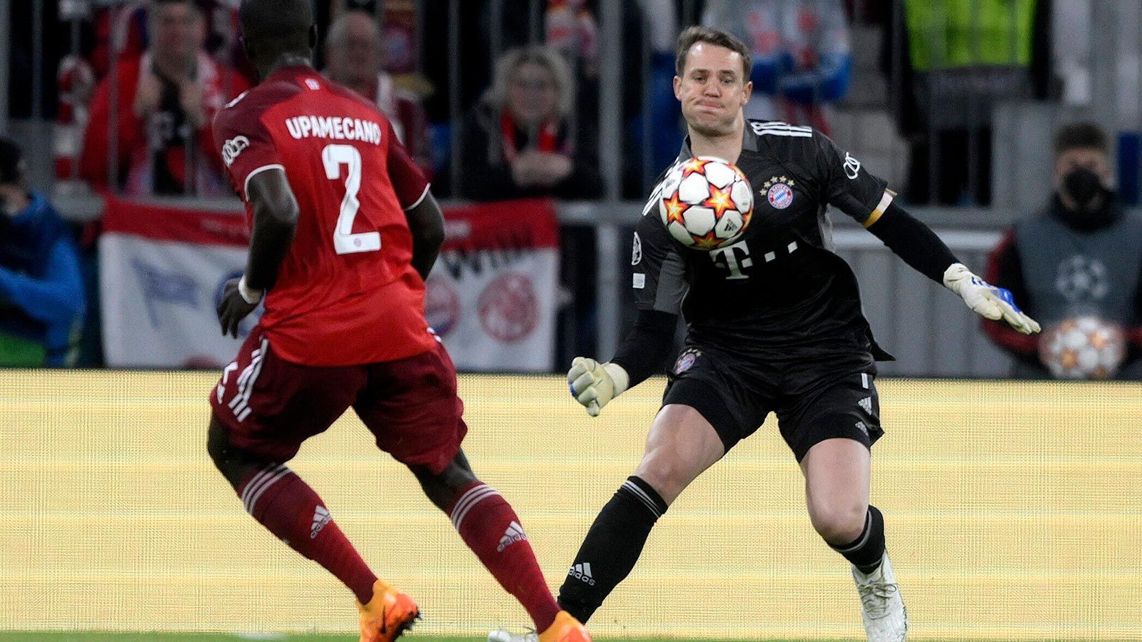 
                <strong>Manuel Neuer</strong><br>
                Der Bayern-Keeper ist in der ersten Hälfte nur einmal gefordert, als er einen Pass in die Tiefe vor dem eigenen Strafraum mit der Brust abfängt. In der zweiten Halbzeit bekommt er dann lange Zeit nichts mehr zu tun. Beim 1:1 ist Neuer aus kurzer Distanz machtlos. ran-Note: 3
              