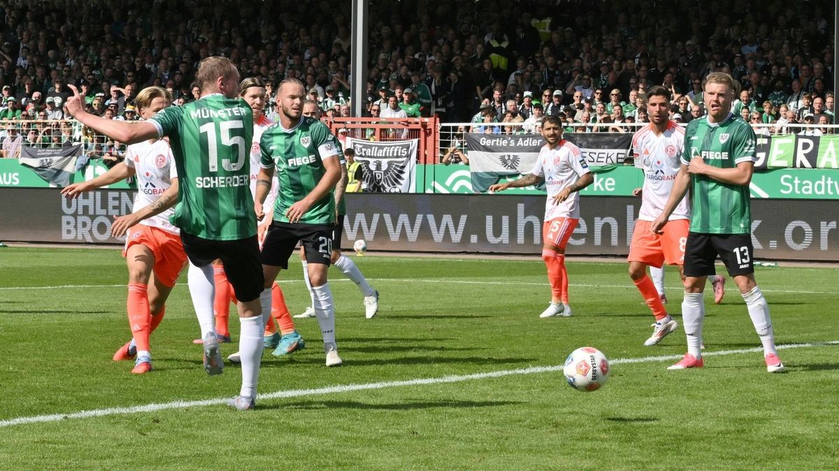 Scherder (l.) erzielt die Führung für Münster