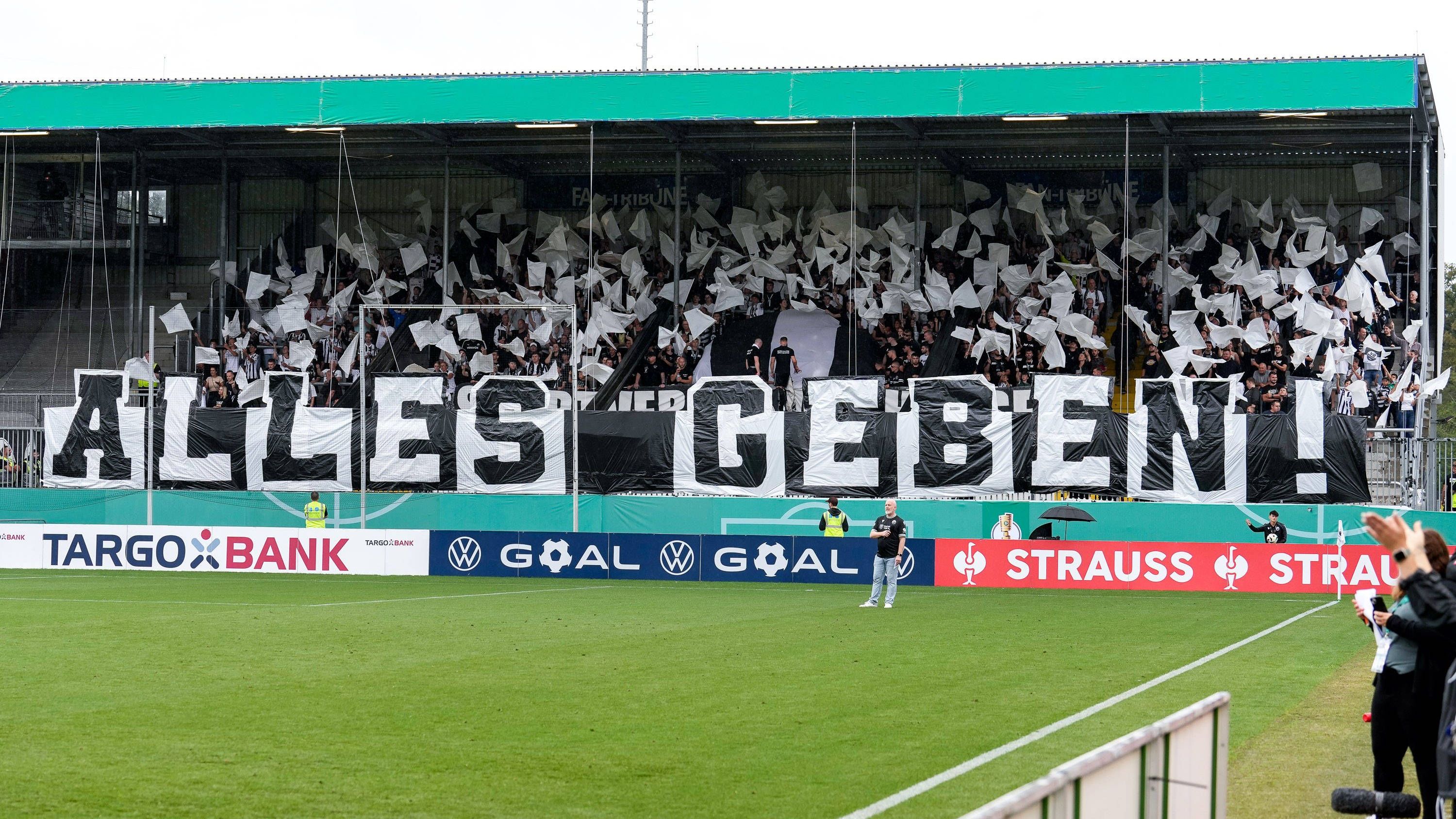 <strong>SV Sandhausen</strong><br>Der SV Sandhausen hat auf Nachfrage von "liga3-online.de" noch keine Zahlen zu den Dauerkarten veröffentlichen wollen, da der Verkauf noch läuft. In der vergangenen Saison waren es 2.000 Jahreskarten, die an den Mann und die Frau gebracht wurden.