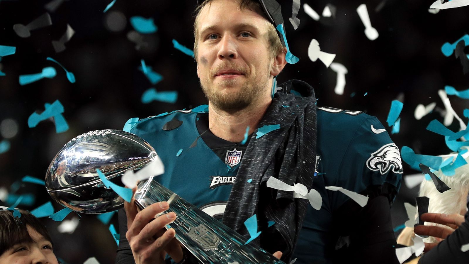 
                <strong>Nicht in den Top 10: Foles & Co.</strong><br>
                Nick Foles (Foto) war der Playoff-Held der Philadelphia Eagles. Doch mit einer Gesamtstärke von 78 ist er in Madden 19 nur ein Durchschnitts-Quarterback. Auch nicht in den Top 10 sind prominente Namen wie Cam Newton (82), Derek Carr (82), Dak Prescott (80) oder Niners-Hoffnungsträger Jimmy Garoppolo (80)
              