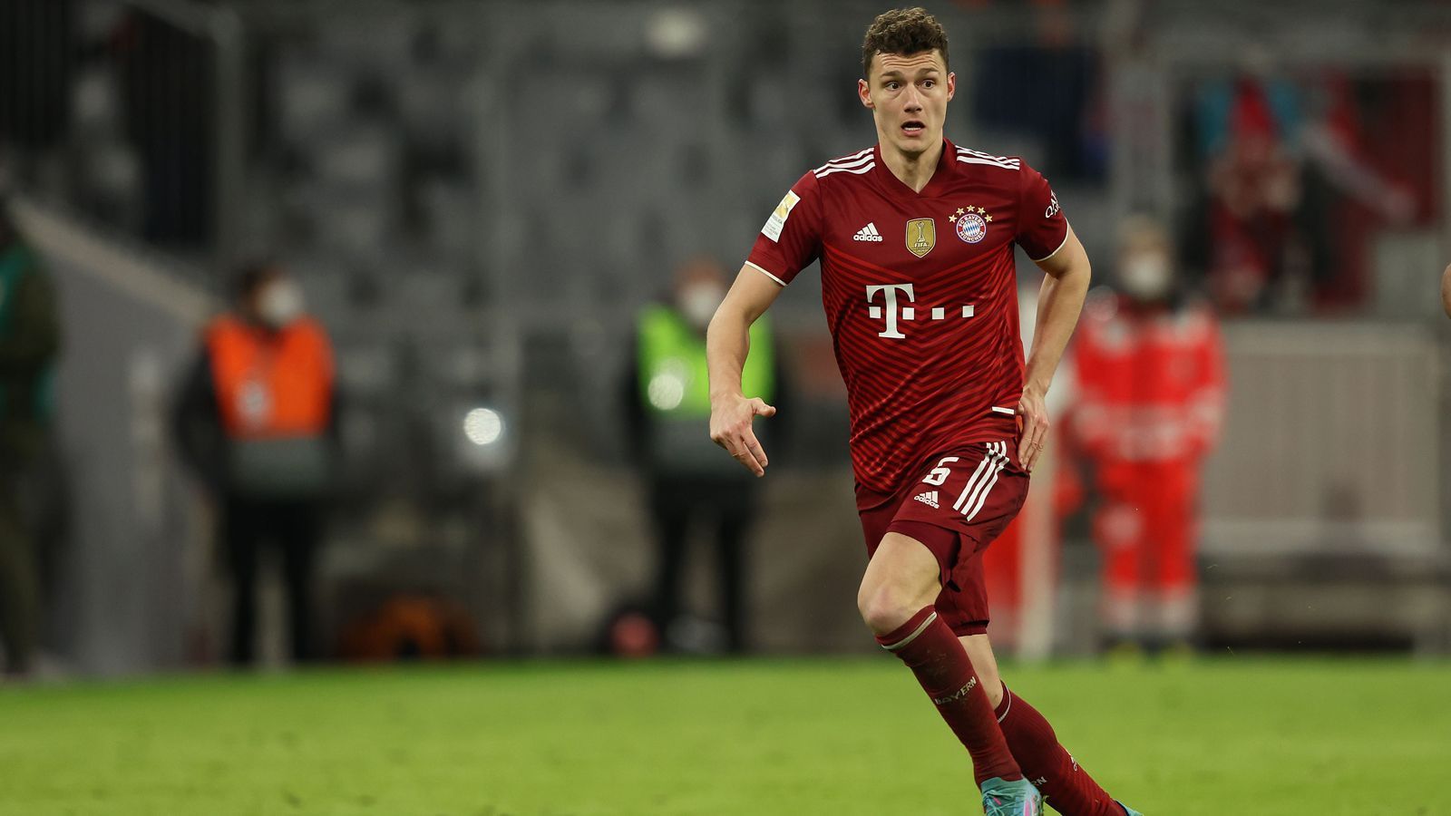 
                <strong>Benjamin Pavard (FC Bayern)</strong><br>
                Neben den externen Kandidaten, die mit den Bayern in Verbindung gebracht werden, könnte der Rekordmeister die Süle-Nachfolge auch intern regeln. Denkbar wäre etwa, dass Weltmeister Benjamin Pavard als gelernter Innenverteidiger ab der Saison 2022/23 ausschließlich für das Abwehrzentrum eingeplant wird und nicht mehr für die rechte Defensivseite. Zuletzt ließ FCB-Coach Nagelsmann öfter mit Dreierkette spielen und setzte dabei eben auch schon auf Pavard. Problematisch wäre bei einer Planung mit Pavard als Innenverteidiger jedoch, dass die Münchner auf der Rechtsverteidiger-Position ohnehin nicht die ganz große Auswahl haben und so möglicherweise dort auf dem Transfermarkt aktiv werden müssten.
              