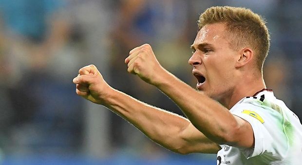
                <strong>Joshua Kimmich (Deutschland)</strong><br>
                Mit 22 Jahren spielt Joshua Kimmich schon wie ein alter Hase. Der Bayern-Star wird von Löw mal als zentraler Verteidiger, mal als rechter Teil der Dreierkette, mal auf der rechten Seite eingesetzt. Und Kimmich überzeugt überall, ohne Einschränkungen. Im Finale nimmt er es alleine mit vier Chilenen auf, unter anderem mit Teamkollege Arturo Vidal. Das ist mutig. Sehr mutig sogar. Aber es zeigt auch, dass Kimmich im "Perspektiv-Team" ein Führungsspieler war.
              