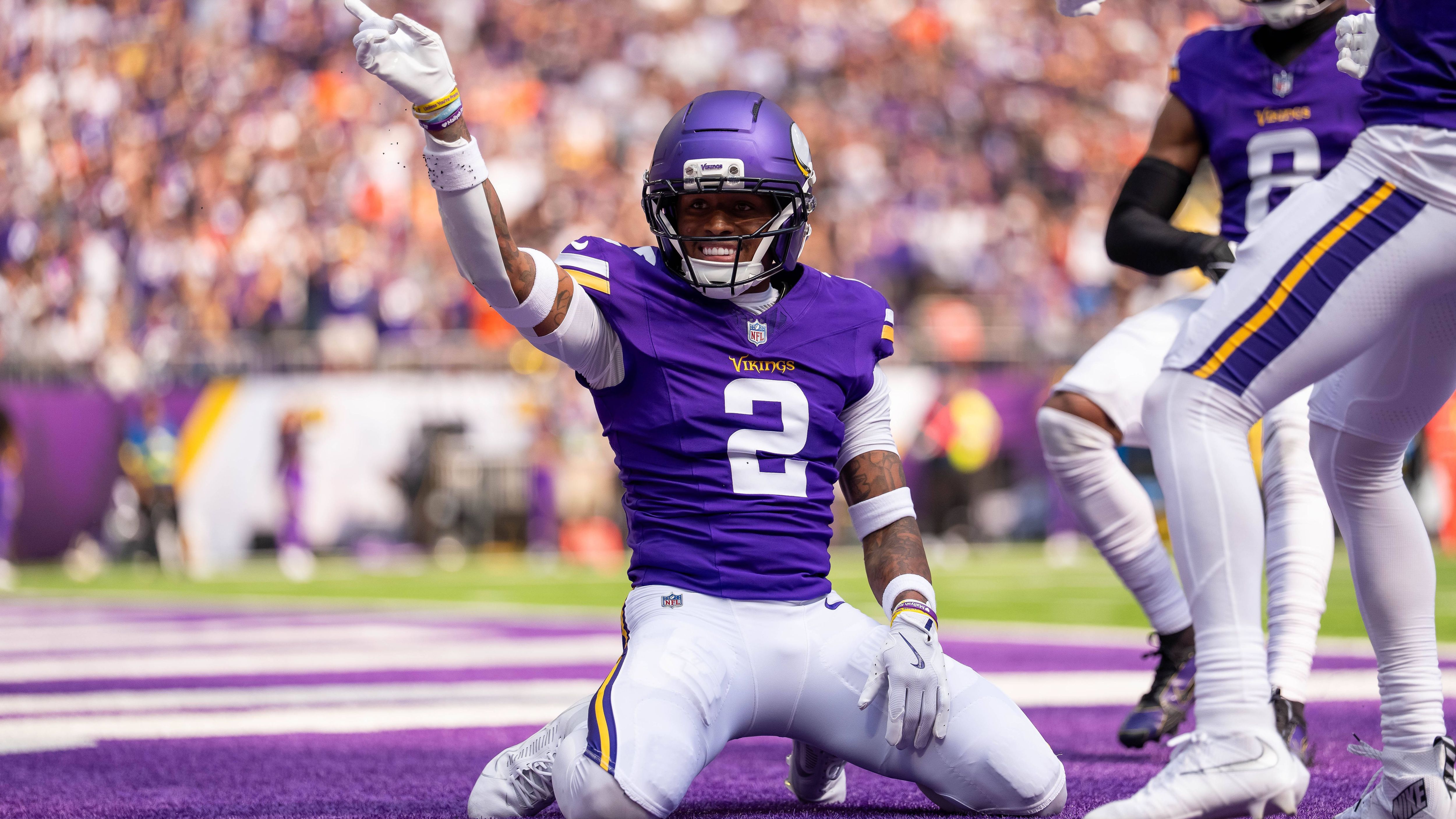 <strong>NFC Defense: Isaiah Rodgers (CB, Minnesota Vikings)</strong><br>2 Forced Fumbles, 87-Yards-Interception-Return-TD, 66-Yards-Fumble-Return-TD; erster Spieler der NFL-Geschichte mit einem Interception-Return-TD über mehr als 85 Yards und einem Fumble-Return-TD über mehr als 65 Yards im selben Spiel, erster Spieler seit 2000 mit zwei Forced Fumbles und zwei Touchdowns im selben Spiel