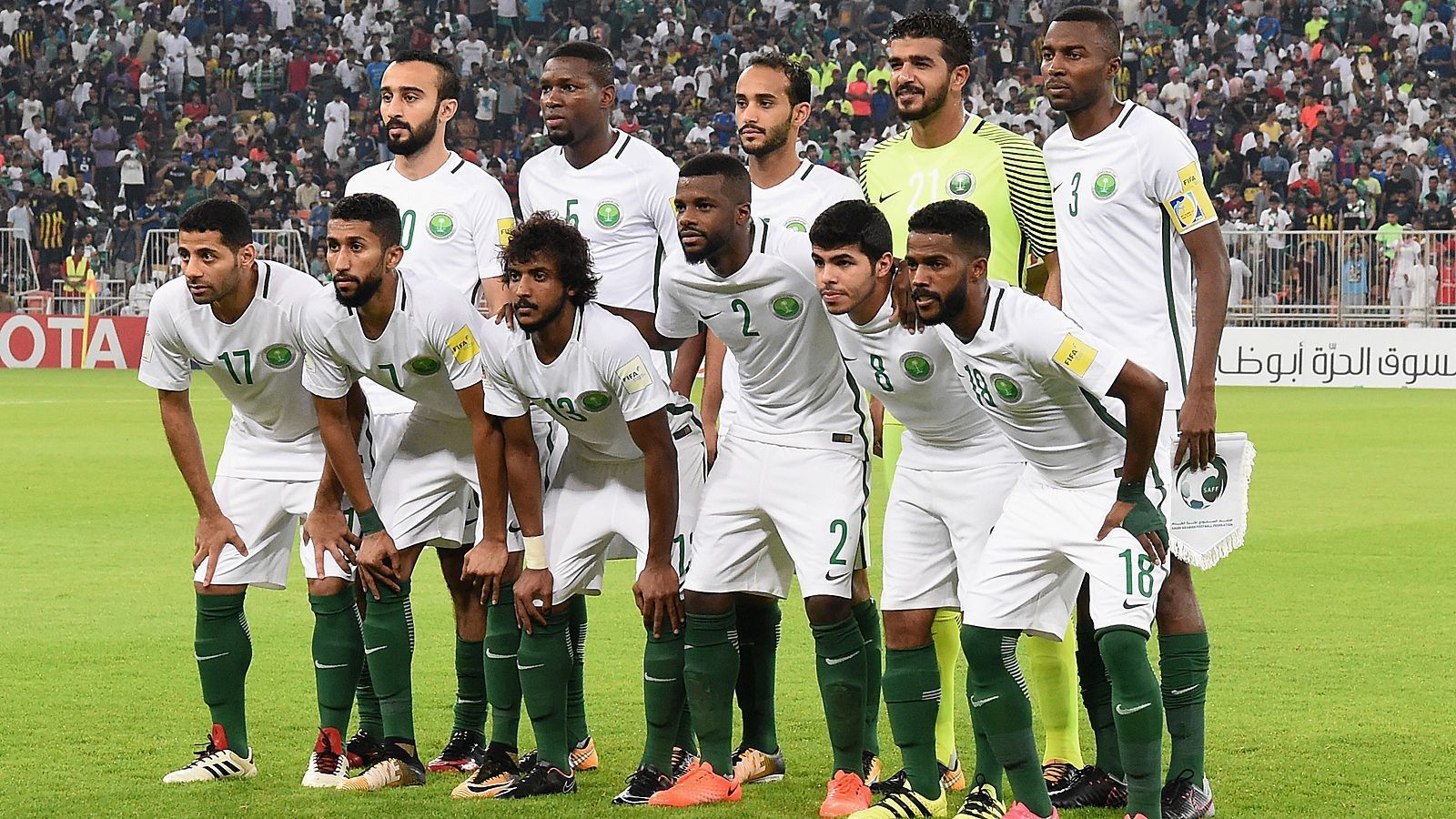 
                <strong>Gruppe A: Saudi-Arabien </strong><br>
                Tor: Mohammed Al-Owais, Yasser Al-Musailem, Abdullah Al-Mayuf Abwehr: Mansoor Al-Harbi, Motaz Hawsawi, Yasser Al-Shahrani, Mohammed Al-Burayk, Osama Hawsawi, Ali Al-Bulayhi, Omar HawsawiMittelfeld: Abdullah Al-Khaibari, Salman Al-Faraj, Mohamed Kanno, Abdullah Otayf, Taiseer Al-Jassim, Houssain Al-Mogahwi, Abdulmalik Al-Khaibri, Hattan Bahebri, Salem Al-Dawsari, Yehya Al-Shehri, Fahad Al-Muwallad Angriff: Mohammad Al-Sahlawi, Muhannad Assiri
              