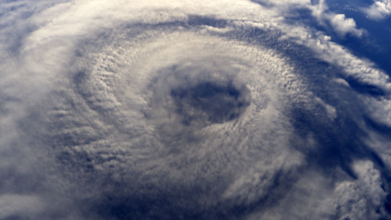 Der Hurrikan, der bekannteste tropische Wirbelsturm, ist ein Tiefdruckgebiet mit einem Durchmesser von mehreren 100 Kilometern, deren Wind oft mehr als 200 Kilometer pro Stunde erreicht. Im Zentrum ist es fast windstill.
