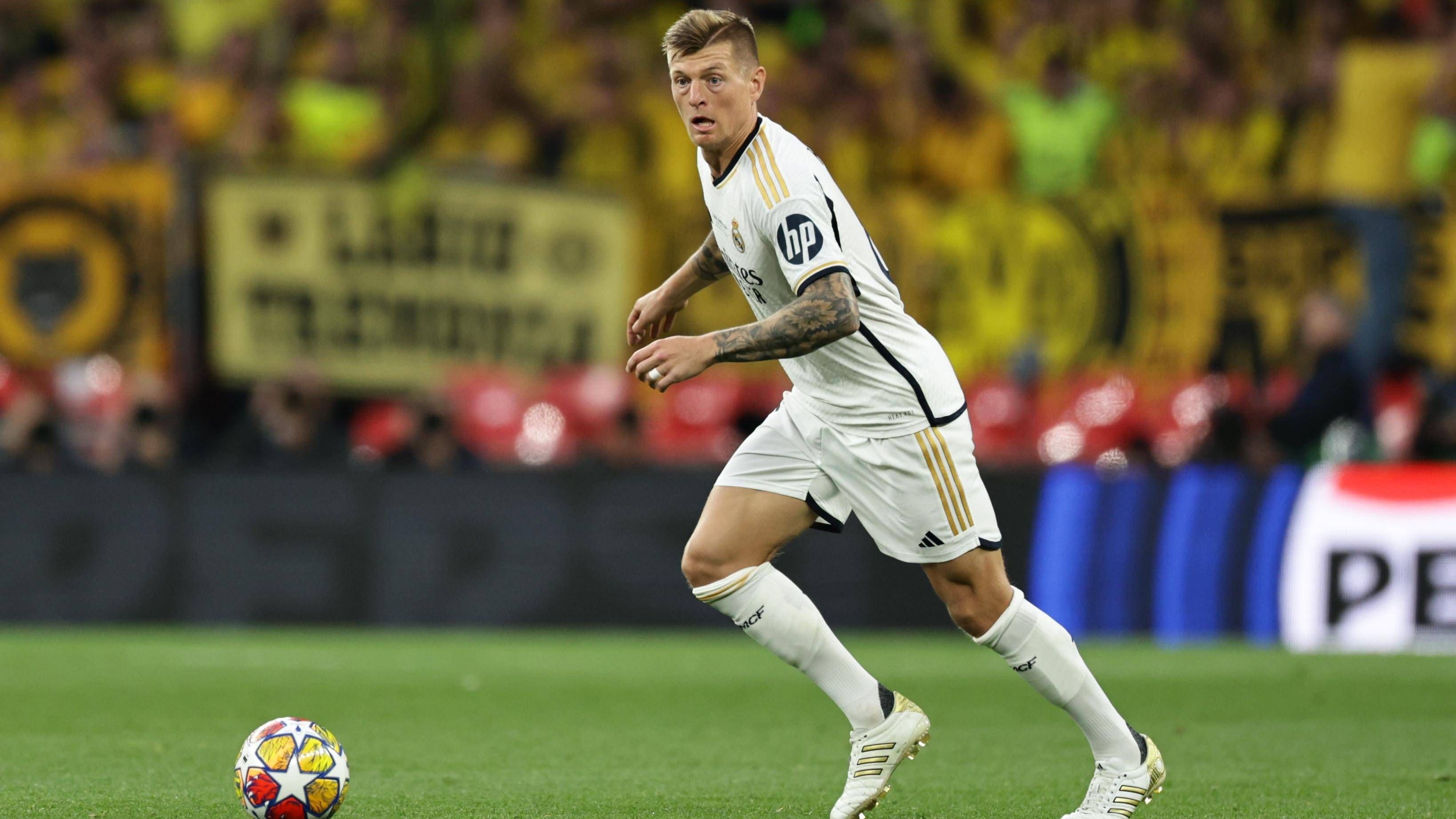 <strong>2. (geteilt)&nbsp;Toni Kroos (35) mit 34 Titeln</strong><br><strong>Gewonnene Titel:</strong> 1x Weltmeister (2014); 6x Champions-League-Sieger (2013, 2016, 2017, 2018, 2022, 2024); 3x Deutscher Meister (2008, 2013, 2014); 4x Spanischer Meister (2017, 2020, 2022, 2024); 5x UEFA-Supercup-Sieger (2013, 2014, 2016, 2017, 2022); 3x Deutscher Pokalsieger (2008, 2013, 2014); 6x FIFA-Klub-Weltmeister (2014, 2015, 2017, 2018, 2019, 2023); 1x Spanischer Pokalsieger (2023); 1x Deutscher Superpokalsieger (2012); 4x Spanischer Superpokalsieger (2017, 2019, 2021, 2023)<br><strong>Position</strong>: Zentrales Mittelfeld<br><strong>Vereine</strong>: FC Bayern München, Bayer Leverkusen, Real Madrid