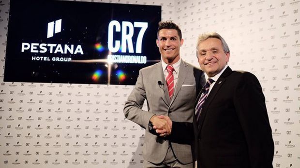 
                <strong>CR7-Hotelkette</strong><br>
                CR7-Hotelkette: Was macht ein Fußball-Superstar, wenn ihm das Kicken allein nicht reicht? Er steigt ins Hotelgeschäft ein. Zusammen mit der Hoteliergruppe Pestana will er in vier verschiedenen Städten Hotels unter dem Namen "CR7" aufbauen. In seiner Heimatstadt Funchal soll die erste Luxus-Unterkunft entstehen: "Das war immer mein Traum. Alles beginnt in Madeira", sagte der 30-Jährige im Dezember bei einer Pressekonferenz. New York und Lissabon sollen auch Standorte seiner Hotels werden. Das neu gekaufte Hotel in Monte Carlo würde da perfekt in den Plan passen.
              