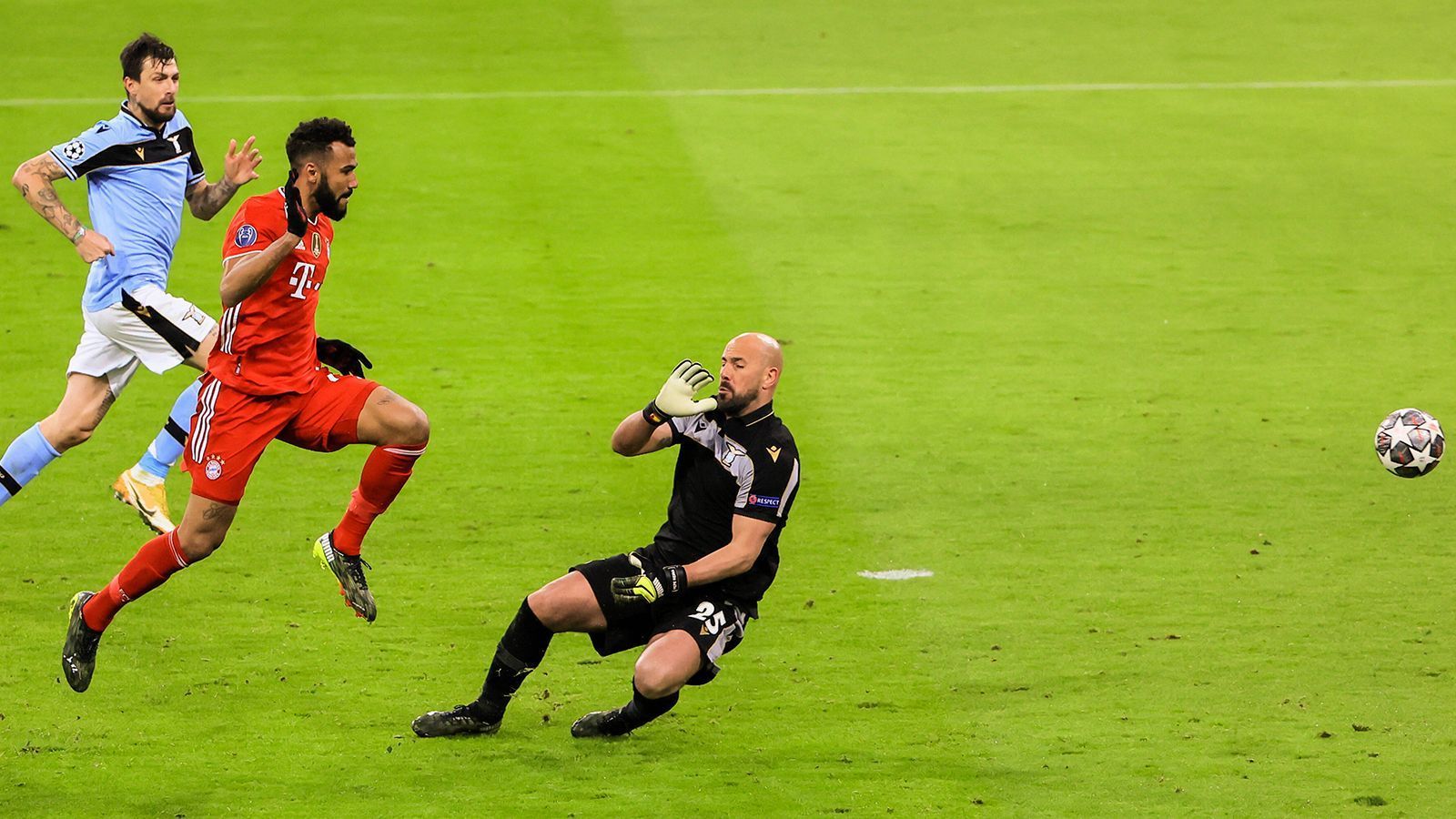 
                <strong>Möglichkeit 1: Eric-Maxim Choupo-Moting</strong><br>
                Es wäre die offensichtlichste Variante: Mit Eric-Maxim Choupo-Moting hat Flick genau noch einen nominellen Mittelstürmer neben Lewandowski im Kader. Ob der 32-Jährige im Spitzenspiel das Vertrauen geschenkt bekommt? "Er ist durchaus eine Option", sagt sein Trainer, der sich auf der abschließenden Pressekonferenz am Freitag nicht in die Karten schauen lassen wollte, aber betonte: "Choupo ist ein Spieler, der im Training und in den letzten Spielen gezeigt hat, dass er eine Qualität hat." Vom Spielertyp wäre Choupo-Moting Lewandowski noch relativ ähnlich.
              