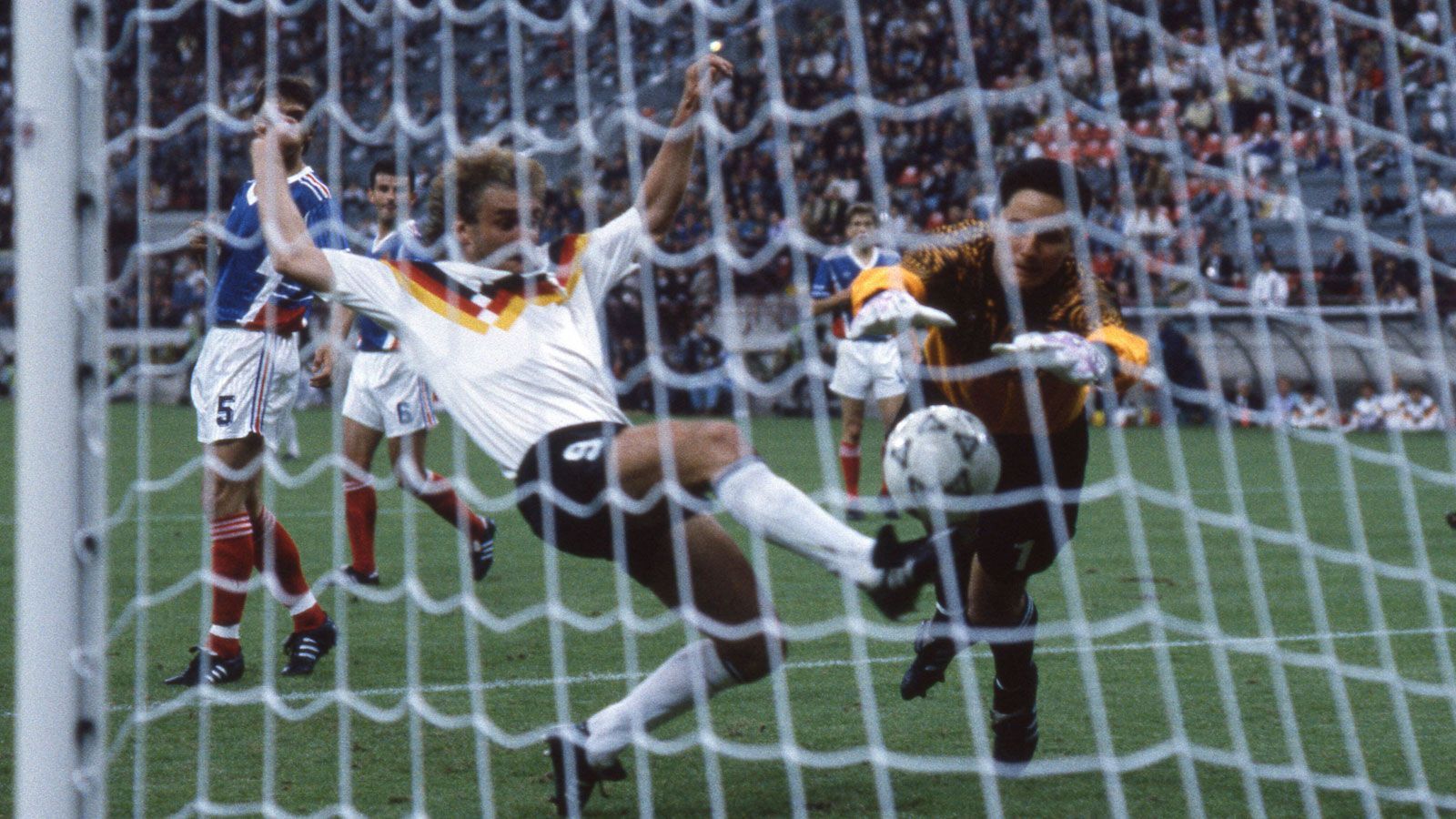 
                <strong>WM 1990: Deutschland - Jugoslawien</strong><br>
                Den Schlusspunkt setzte schließlich Rudi Völler mit dem 4:1. Der heutige Geschäftsführer von Bayer Leverkusen ahnte da auch noch nicht, welch unappetitliche Begegnung ihm mit Frank Rijkaard wenig später bevorstehen sollen.
              