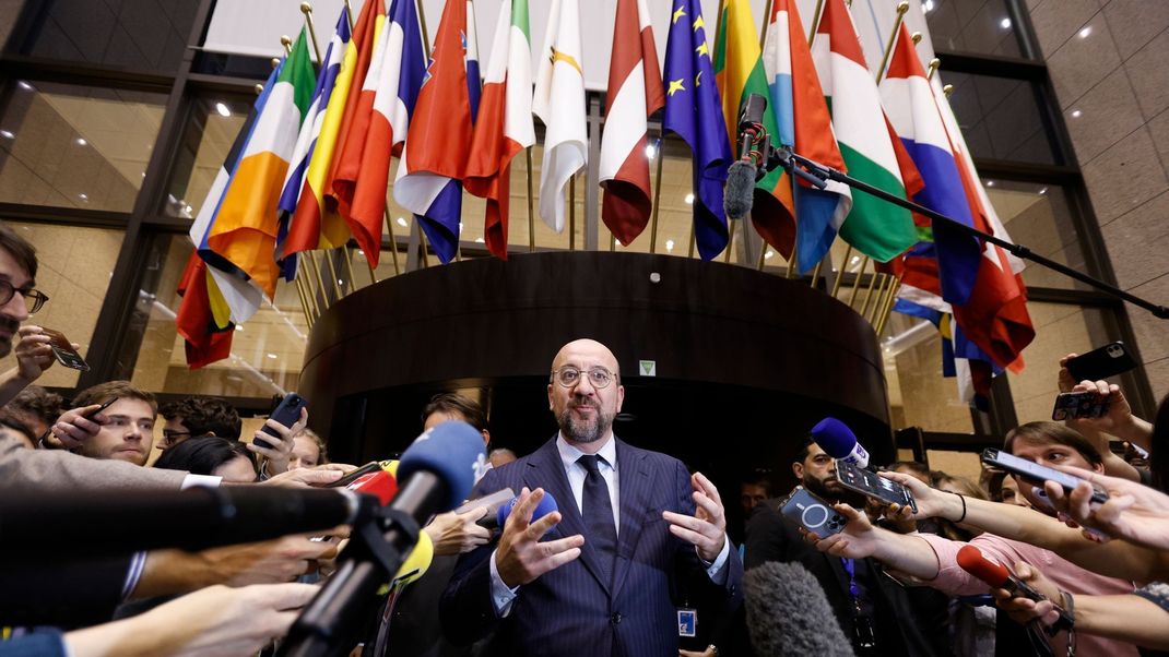 Der Präsident des Europäischen Rates, Charles Michel, spricht zum Abschluss eines EU-Gipfeltreffens im Gebäude des Europäischen Rates zu den Medien.