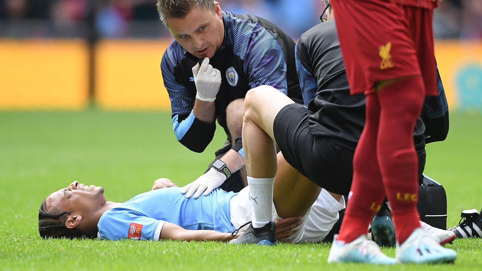 
                <strong>Die Verletzung</strong><br>
                Sane riss sich im Community Shield, dem englischen Supercup, am 4. August 2019 gleich in den Anfangsminuten das Kreuzband, musste unter Schmerzen vom Feld getragen werden. Der 24-Jährige sprach selbst von der "schwersten Verletzung, die ich in meiner Karriere je hatte". 208 Tage später, am 28. Februar 2020, feierte er sein Comeback in Citys U23. Nach der Corona-Pause folgte auch die Rückkehr zu den Profis: Sane durfte am 22. Juni 2020 elf Minuten lang gegen den FC Burnley ran. Elf Minuten, in denen die Bayern vermutlich den Atem angehalten haben.
              