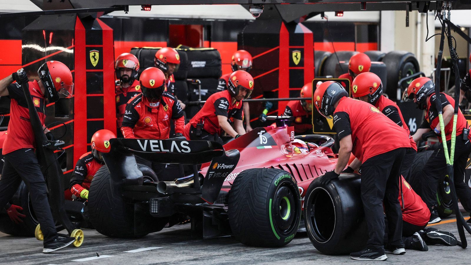 
                <strong>Verlierer: Ferrari</strong><br>
                Der zweite Platz in der Konstrukteurswertung und die Vize-Weltmeisterschaft von Charles Leclerc sind kein Grund sich zu schämen - die vielen Fehler des Teams sehr wohl. Falsche Strategien, technische Ausfälle und kuriose Fehler (z.B. fehlende Reifen beim Boxenstopp) wechselten sich ab. Teamchef Mattia Binotto steht in der Kritik. Gerüchte über einen Personalwechsel an der Spitze wurden von Ferrari allerdings dementiert - zumindest noch.
              