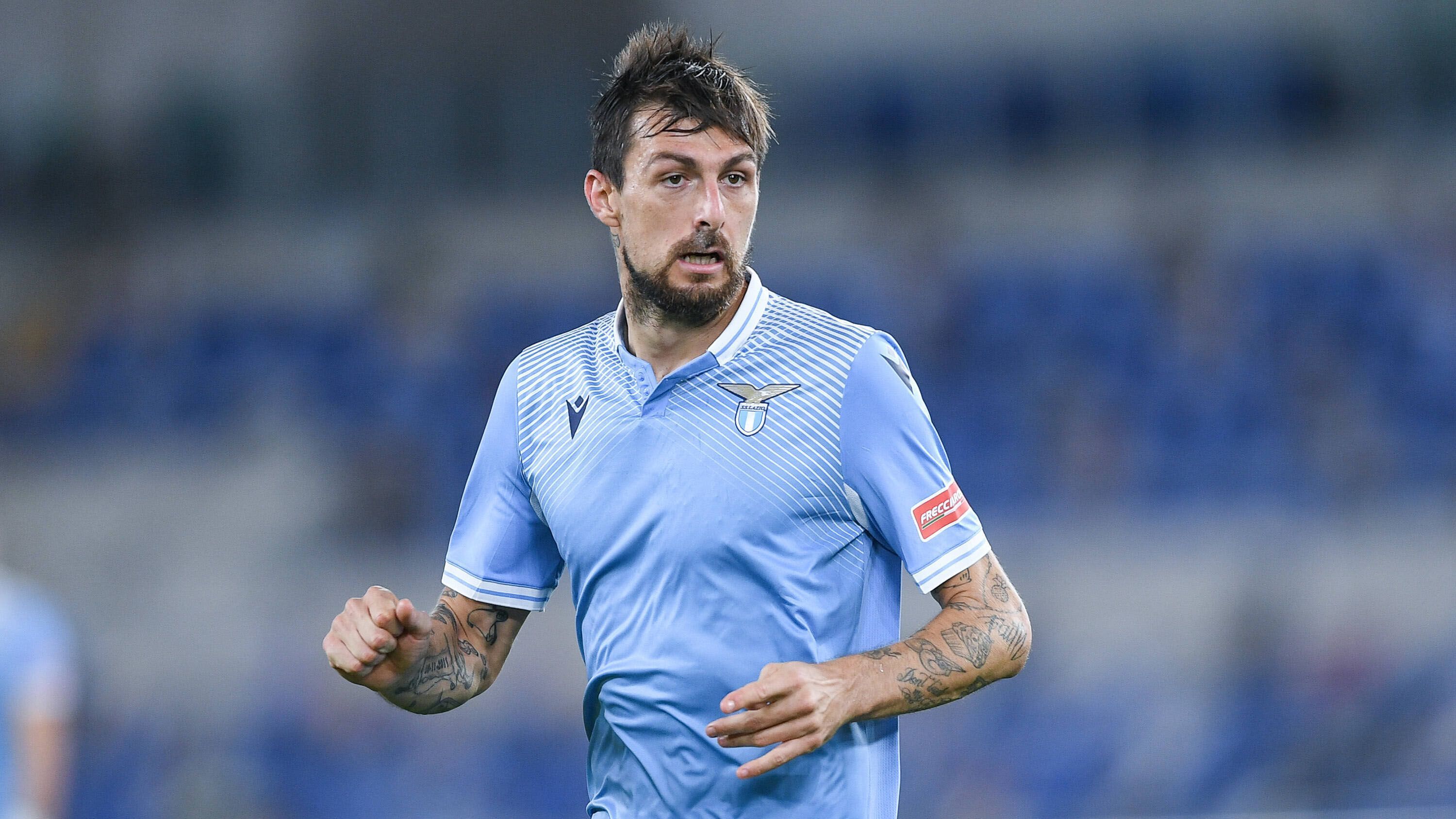 
                <strong>Abwehr: Francesco Acerbi (Lazio Rom)</strong><br>
                Der 32 Jahre alte Innenverteidiger zählt bei Lazio zum Stammpersonal. Sofern Francesco Acerbi fit ist, spielt er über 90 Minuten. Zuletzt wurde er nach einigen Jahren Pause auch wieder für die italienische Nationalmannschaft nominiert.
              