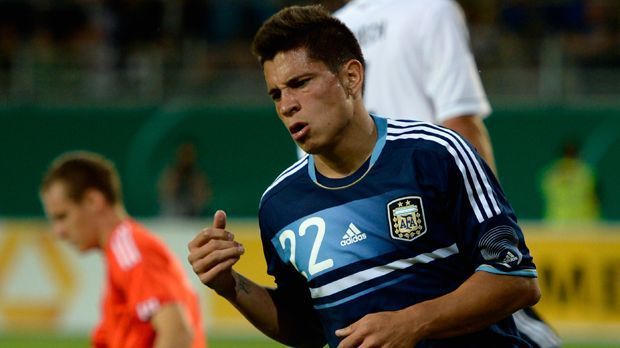 
                <strong>Angriff: Juan Iturbe (AFC Bournemouth / Argentinien)</strong><br>
                Angriff: Juan Iturbe (AFC Bournemouth / Paraguay). 2014 verließ Iturbe den FC Porto für eine Ablösesumme von 15 Millionen Euro und ging zu Hellas Verona. Ein Jahr darauf kaufte ihn der AS Rom für 24,5 Millionen. Aktuell ist er an den englischen Erstligisten AFC Bournemouth ausgeliehen. Er durchlief die Jugendmannschaften Argentiniens, hat sich allerdings vor der Copa America durch seine Wurzeln für Paraguay entschieden.
              