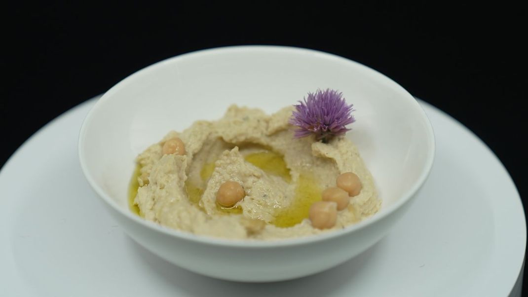 Hummus ist eine orientalische Spezialität aus pürierten Kichererbsen.