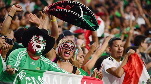
                <strong>Mexiko-Fans mit Sombrero</strong><br>
                Bei diesen mexikanischen Fans spürt man das Feuer.
              