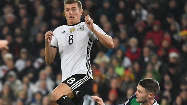 
                <strong>Toni Kroos</strong><br>
                Toni Kroos: Er war der Strippenzieher und vor allem damit beschäftigt, rund 20 bis 25 Metern vor dem gegnerischen Tor im dichten Abwehrverbund die Lücken zu finden. Er versuchte es durch die Mitte, über die Außen, mit Kurz- oder auch Diagonalpässen. Mitinitiator des dominanten deutschen Spiels, wenn auch nicht immer zwigend. ran-Note: 2,5
              