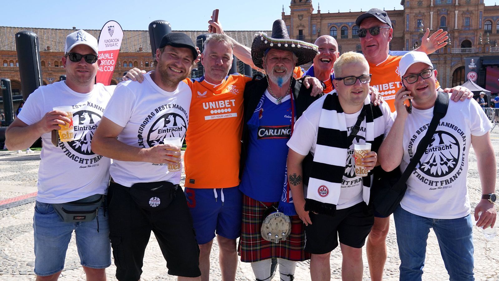 
                <strong>Fußball-Fest</strong><br>
                Bei einem solchen Fest kann man auch ruhig mal mit dem Gegner zusammen feiern. Eintracht- und Rangers-Fans Arm in Arm.
              