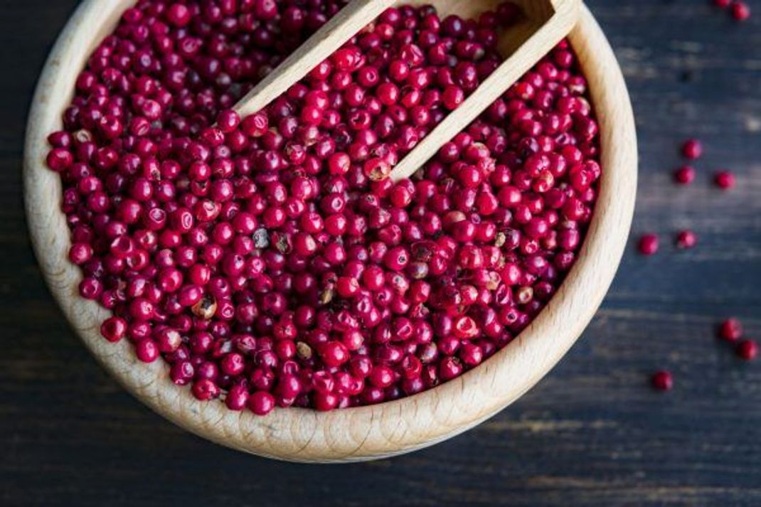 Sieht aus wie Pfeffer, ist aber keiner: Die rosafarbenen Beeren sind eher weich und werden nicht gemahlen. Denn das würde die Mühle verkleben. Man verwendet sie ganz.