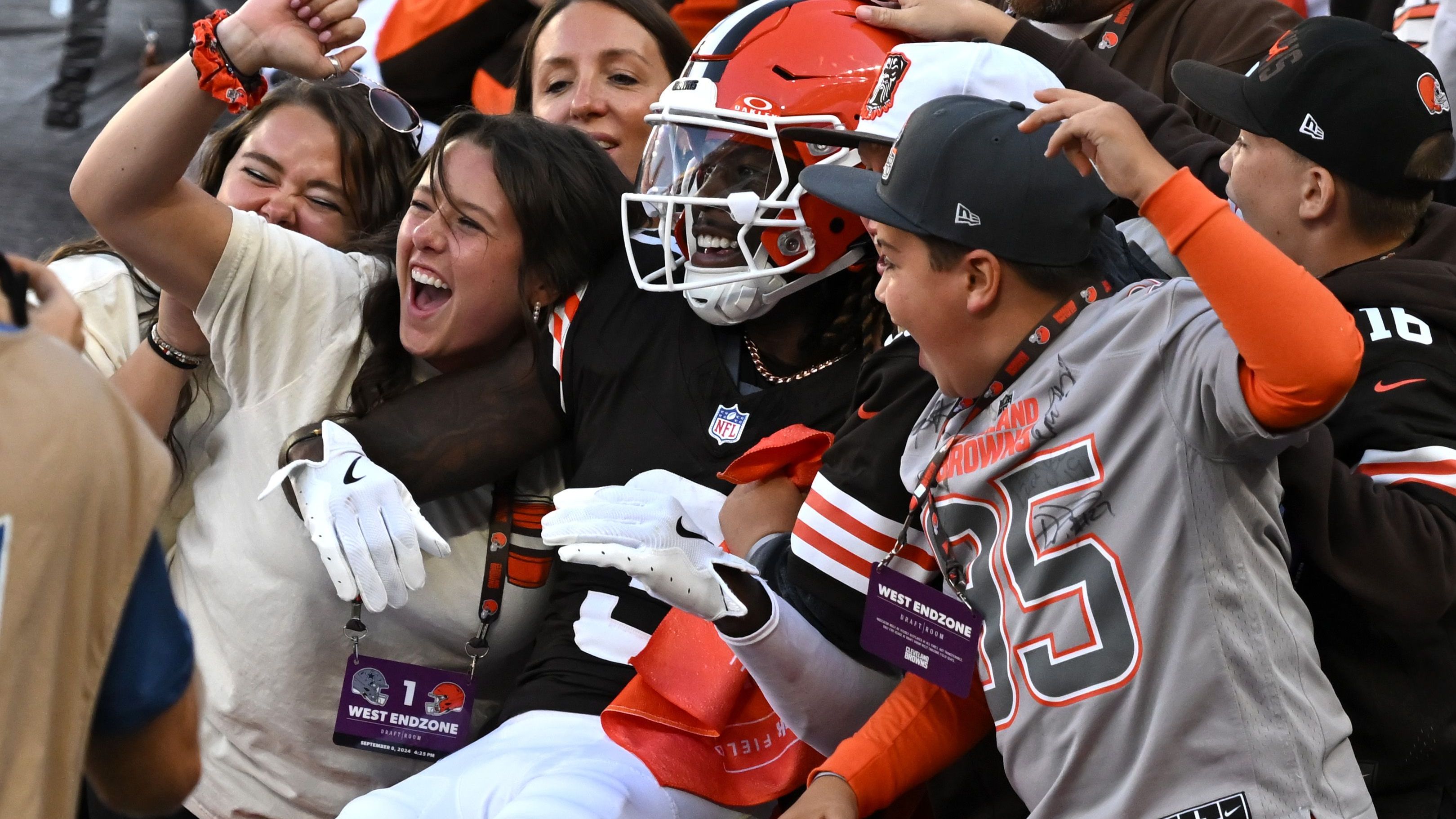 <strong>So viel kostet ein Familienbesuch in den NFL-Stadien</strong><br>Ein NFL-Spiel im Stadion zu sehen ist keine günstige Angelegenheit. Da tatsächlich nur Kleinkinder bis zum Alter von zwei oder drei Jahren freien Zugang zu den Stadien bekommen, ist eine vierköpfige Familie schnell ein paar hundert Dollar los...