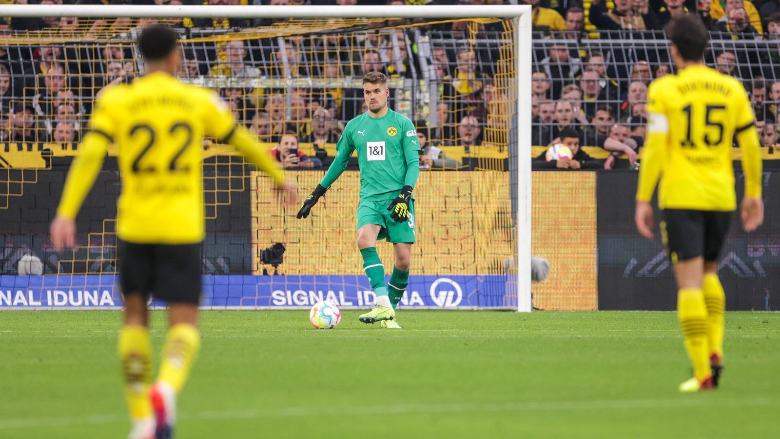 
                <strong>Alexander Meyer</strong><br>
                Der BVB-Schlussmann leistet sich keine groben Schnitzer, sieht allerdings bei beiden Gegentreffern nicht allzu gut aus. Während er beim 0:1 einen kleinen Schritt in die falsche Richtung macht, bekommt er bei Sanés 0:2 noch die Finger an den Ball. Kann sonst alle Gelegenheiten der Bayern parieren. ran-Note: 3  
              