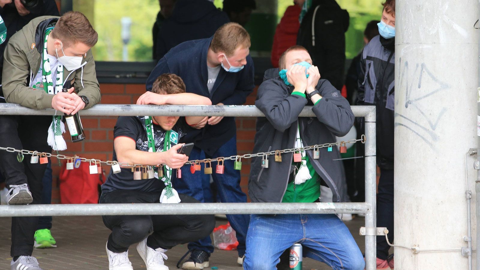 
                <strong>Bremen: Fassungslosigkeit pur</strong><br>
                Die Anhänger des Traditionsvereins können es nicht fassen - für ihren Klub geht es 2021/22 in der zweiten Liga weiter.
              