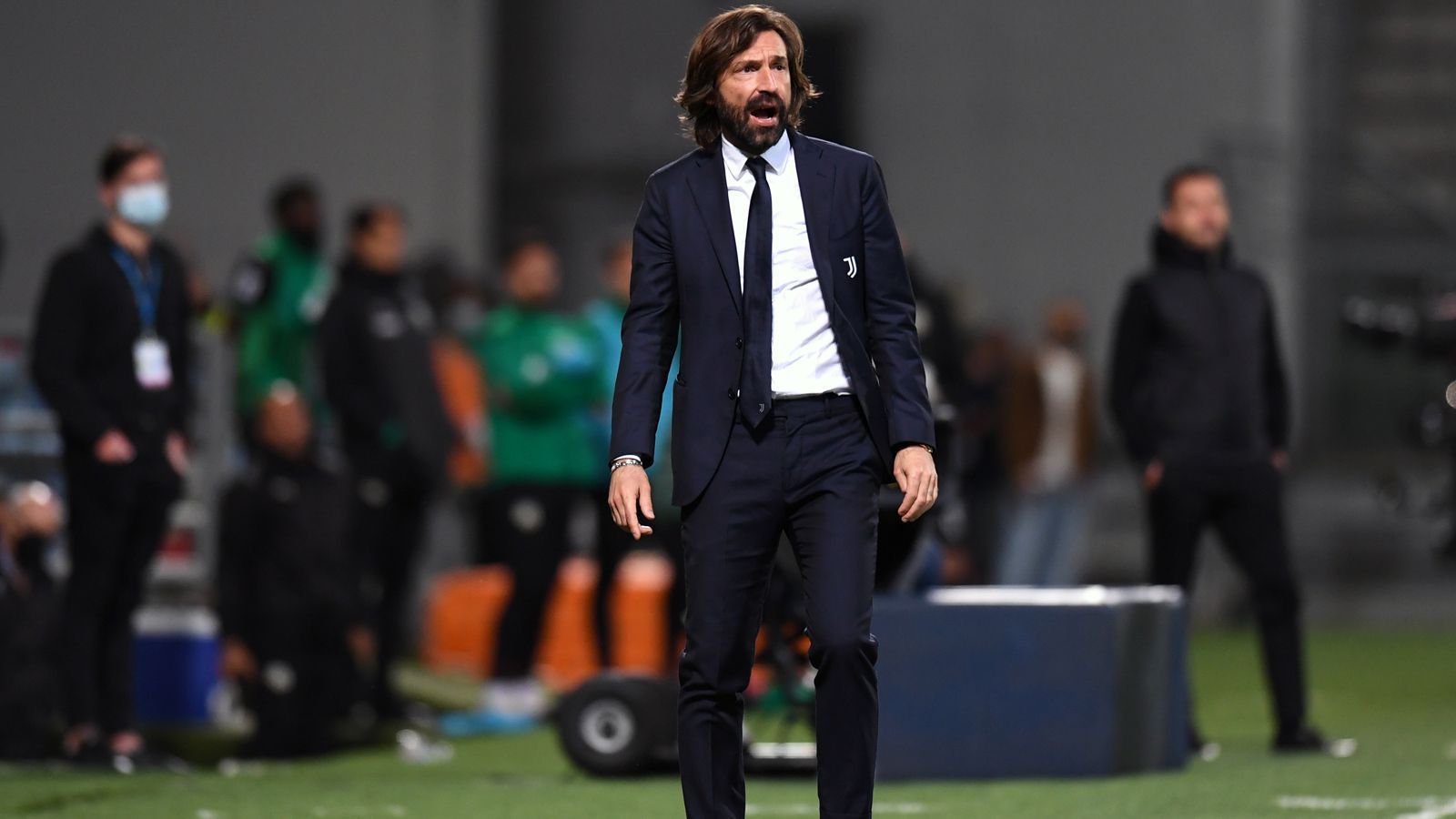 
                <strong>Andrea Pirlo (Juventus Turin)</strong><br>
                Wenn man eine Vereinsikone als Trainer einstellt, die aber noch ohne jegliche Erfahrung ist, erklärt sich das Risiko dieser Lösung von selbst. Das kann auch schiefgehen - und genau das passierte bei Juventus Turin, als die Italiener im August 2020 Ex-Star Andrea Pirlo als neuen Cheftrainer präsentierten. Der Italiener sollte eigentlich zunächst als U23-Coach bei der "Alten Dame" arbeiten, doch nur wenige Wochen später wurde er zum Trainer des damaligen Serienmeisters befördert. Ausgerechnet unter dem ehemaligen Strategen der Turiner endete die Meister-Serie von Juventus, denn unter Pirlo wurden Cristiano Ronaldo und Co. nur Vierter. Zu wenig für die Ansprüche des Klubs und daher musste Pirlo schon nach nur einer Saison wieder seinen Hut nehmen. Kleiner Trost für Pirlo: Unter dessen Nachfolger Massimiliano Allegri läuft es sogar noch schlechter. Im November 2021 liegt Juve sogar außerhalb der Champions-League-Ränge.
              