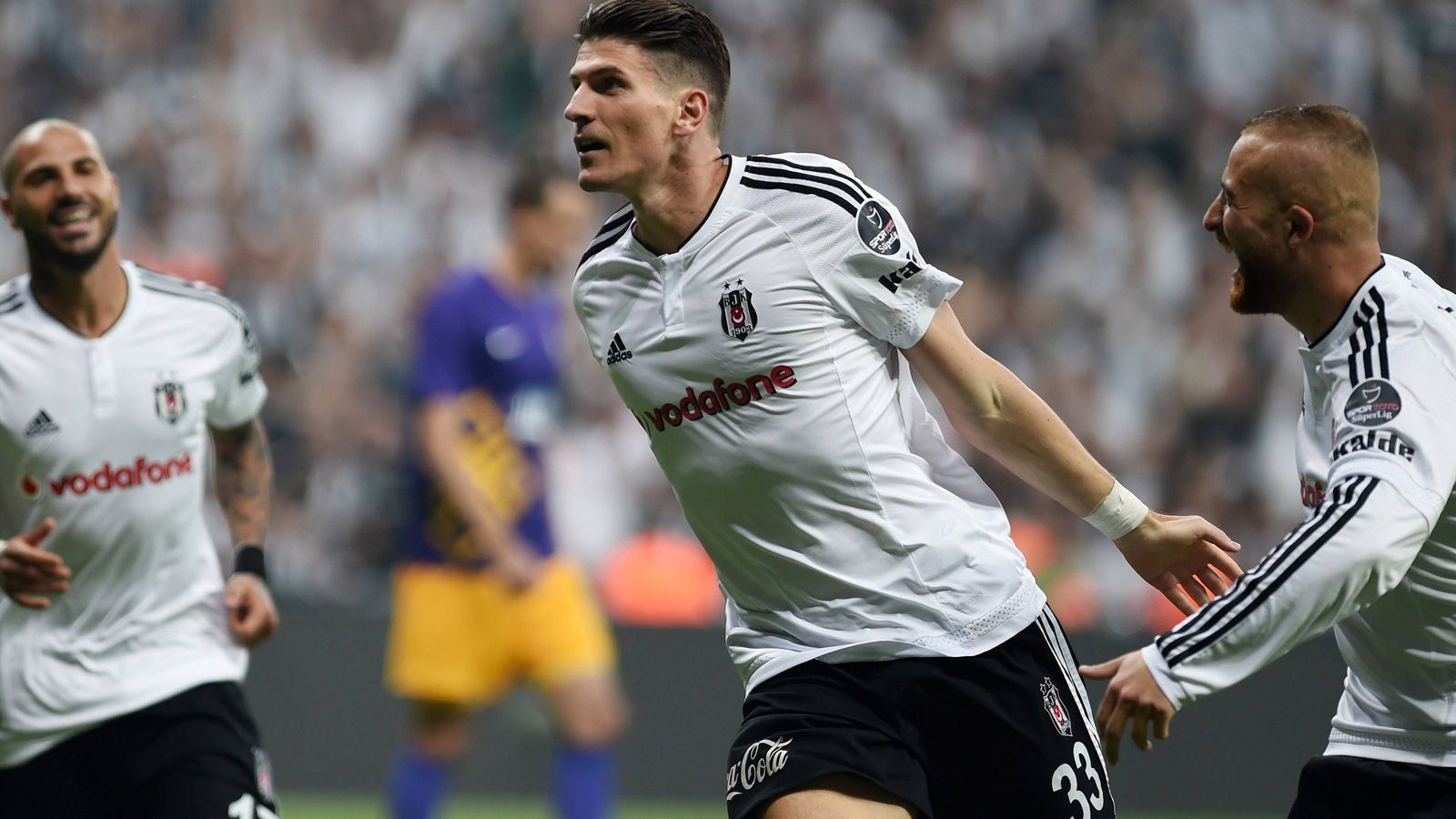 
                <strong>Auferstehung in der Türkei</strong><br>
                Florenz verlieh Gomez in der Saison 2015/16 zu Besiktas Istanbul, doch was als Tiefpunkt seiner Karriere für den Torjäger angesehen wurde, war seine Wiederauferstehung: Gomez dominierte mit Besiktas seine Gegner und traf 26 Mal in 33 Spielen. So verhalf er Besiktas 2016 zum ersten Titel seit 2009. Nach politischen Unruhen in der Türkei entschied sich Gomez für eine Rückkehr in die Bundesliga ...
              