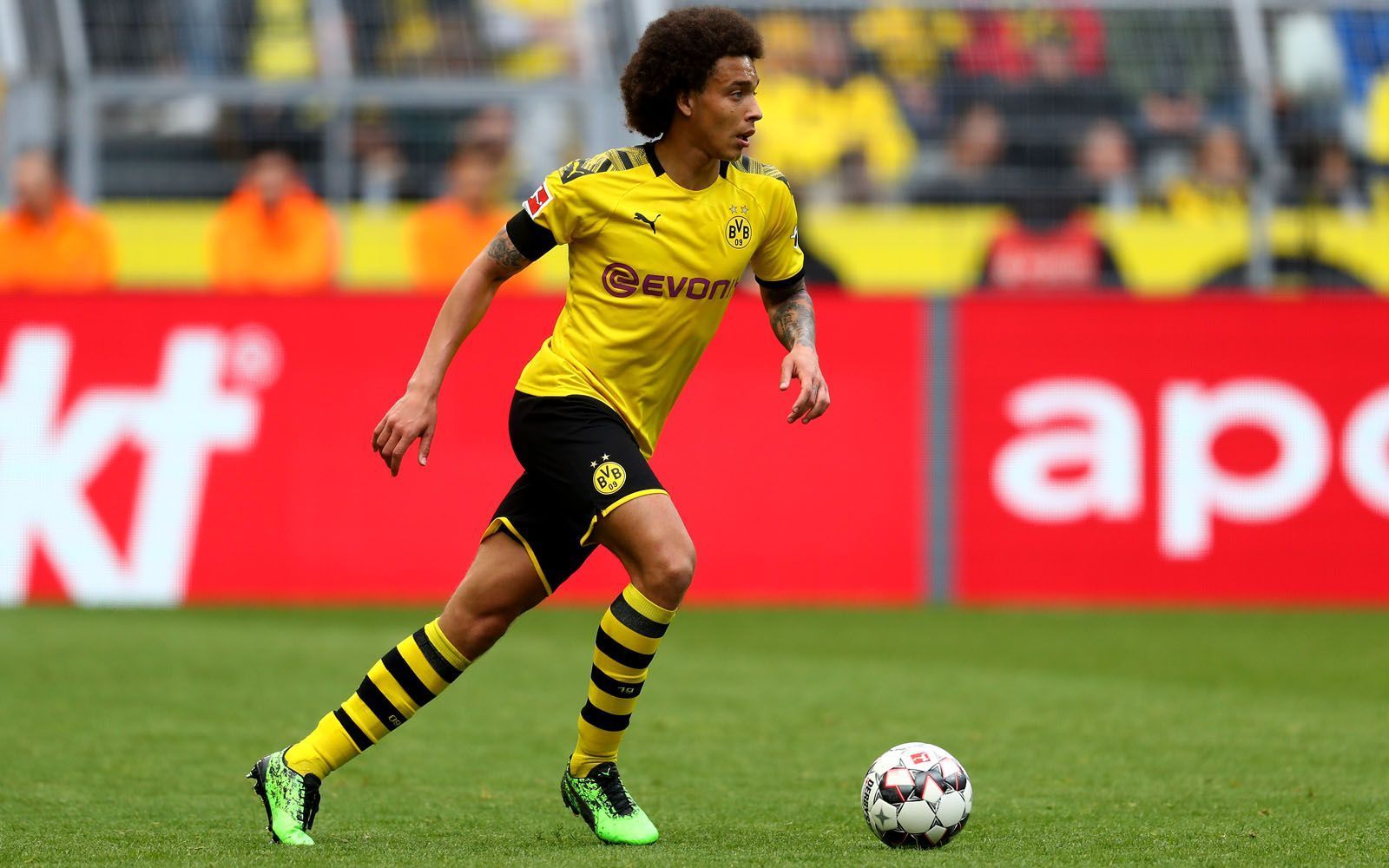 
                <strong>Platz 5: Axel Witsel (Borussia Dortmund) </strong><br>
                Bundesliga-Einsätze: 33Angekommene Pässe: 2.166Fehlpässe: 135 Pass-Summe: 2.301 Quote: 94,13 Prozent 
              