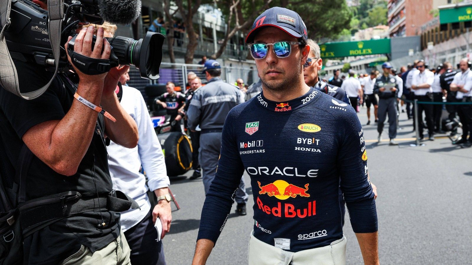 
                <strong>Verlierer: Sergio Perez</strong><br>
                So kann man Max Verstappen nicht gefährlich werden. Red-Bull-Pilot Sergio Perez würde den WM-Kampf mit seinem niederländischen Teamkollegen liebend gerne spannend gestalten, das hat in Monaco aber nicht einmal im Ansatz geklappt. Schon im Qualifying wird er aufgrund eines "dummen Fehlers", so bezeichnete Motorsportchefberater Helmut Marko seinen Einschlag in die Mauer, Letzter. Im Rennen wird es nicht besser. Wieder schlägt der Mexikaner in die Bande ein, Trümmer fliegen. Nach unglaublichen fünf Boxenstopps kommt er als 16. und ohne Punkte im Ziel an. So hat Verstappen, der seine Führung in der WM komfortabel ausbaut, keine Angst vor ihm.
              