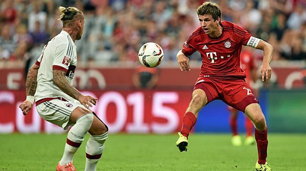 
                <strong>Thomas Müller, FC Bayern</strong><br>
                Thomas Müller (FC Bayern): Der Weltmeister ist in überragender Form. Für das DFB-Team schießt der 26-Jährige zuletzt in der EM-Quali drei Tore und bereitet zwei weitere Treffer vor. In der Bundesliga hat er nach vier Spieltagen sieben Scorerpunkte. Müller ist einer, der niemals aufgibt - und darf deshalb rechts offensiv ran.
              