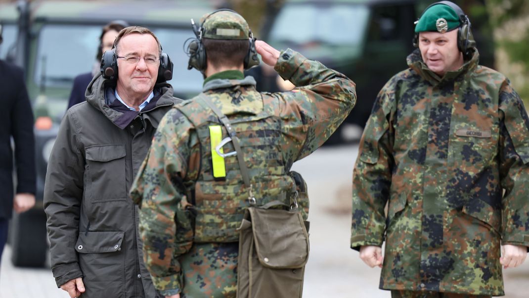 Boris Pistorius (l, SPD), Bundesminister der Verteidigung, bei einem Kasernen-Besuch. 