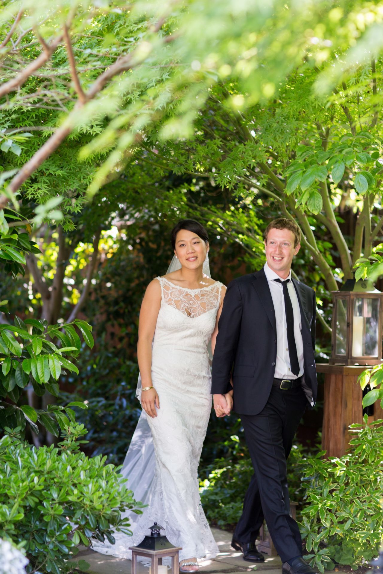 Mai 2012: Am 19. Mai, einen Tag nach dem Börsengang von Facebook, heiratet Zuckerberg seine Freundin Priscilla Chan.
