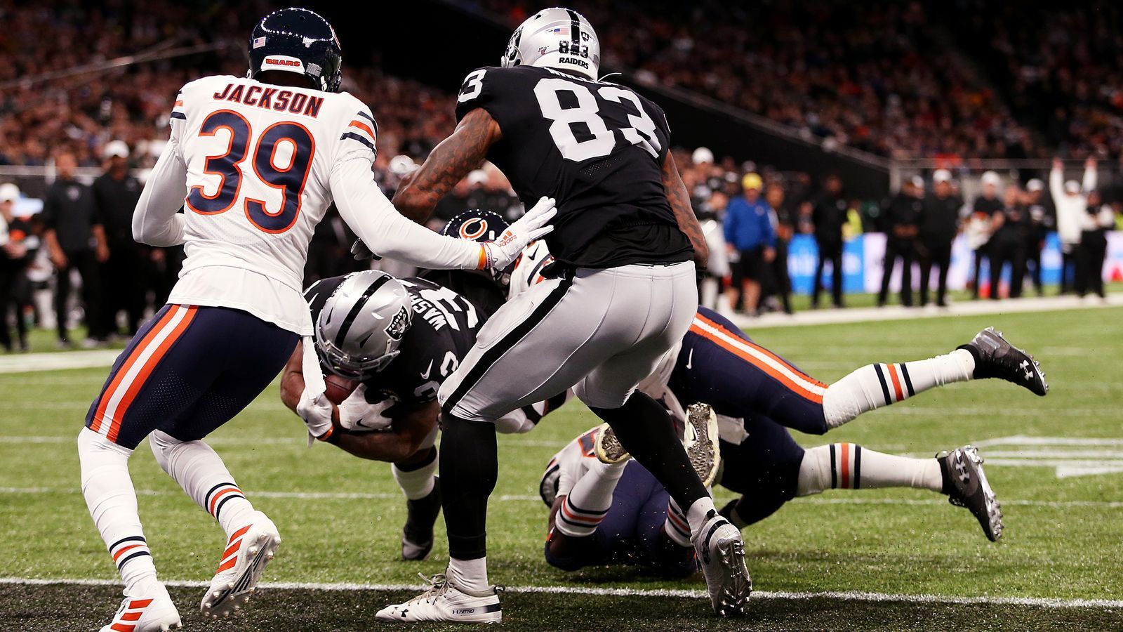 <strong>2019 in London: Chicago Bears vs. Oakland Raiders</strong><br>
                Im ersten NFL-Spiel im neuen Stadion von Tottenham Hotspur behielten die Raiders in ihrer fünften Partie außerhalb Amerikas die Oberhand gegen die Bears. Am Ende siegte Oakland in einer packenden Partie mit 24:21. Matchwinner wurde Running Back Josh Jacobs mit 2 Touchdowns und 123 Rushing Yards.
