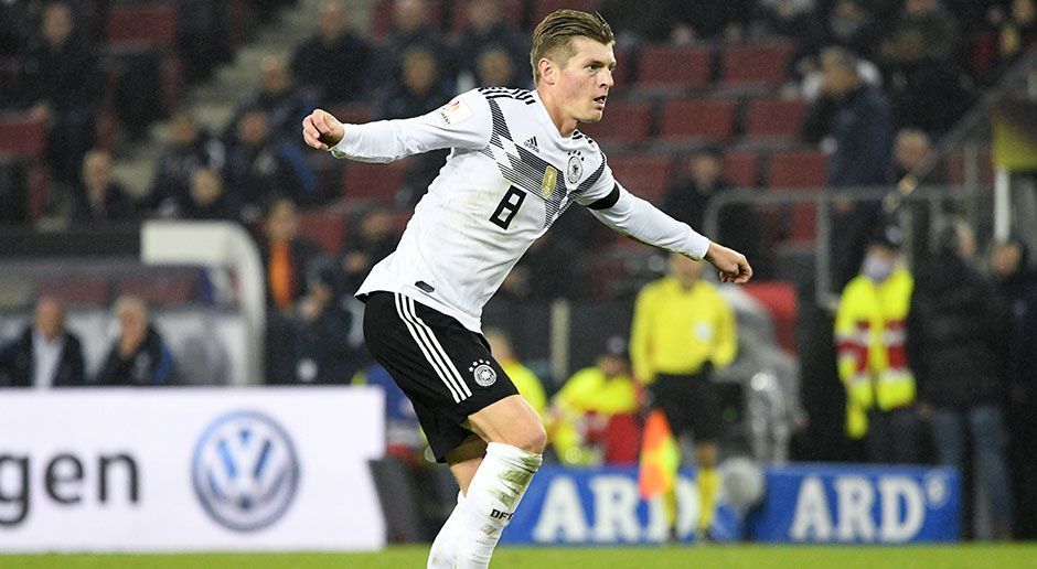 
                <strong>3. Toni Kroos</strong><br>
                Mit 22 Länderspieleinsätzen gehört Toni Kroos zu Jogis Top 3. Keine Überraschung, ist der Ex-Bayer bei Real Madrid doch zum Weltstar avanciert.
              