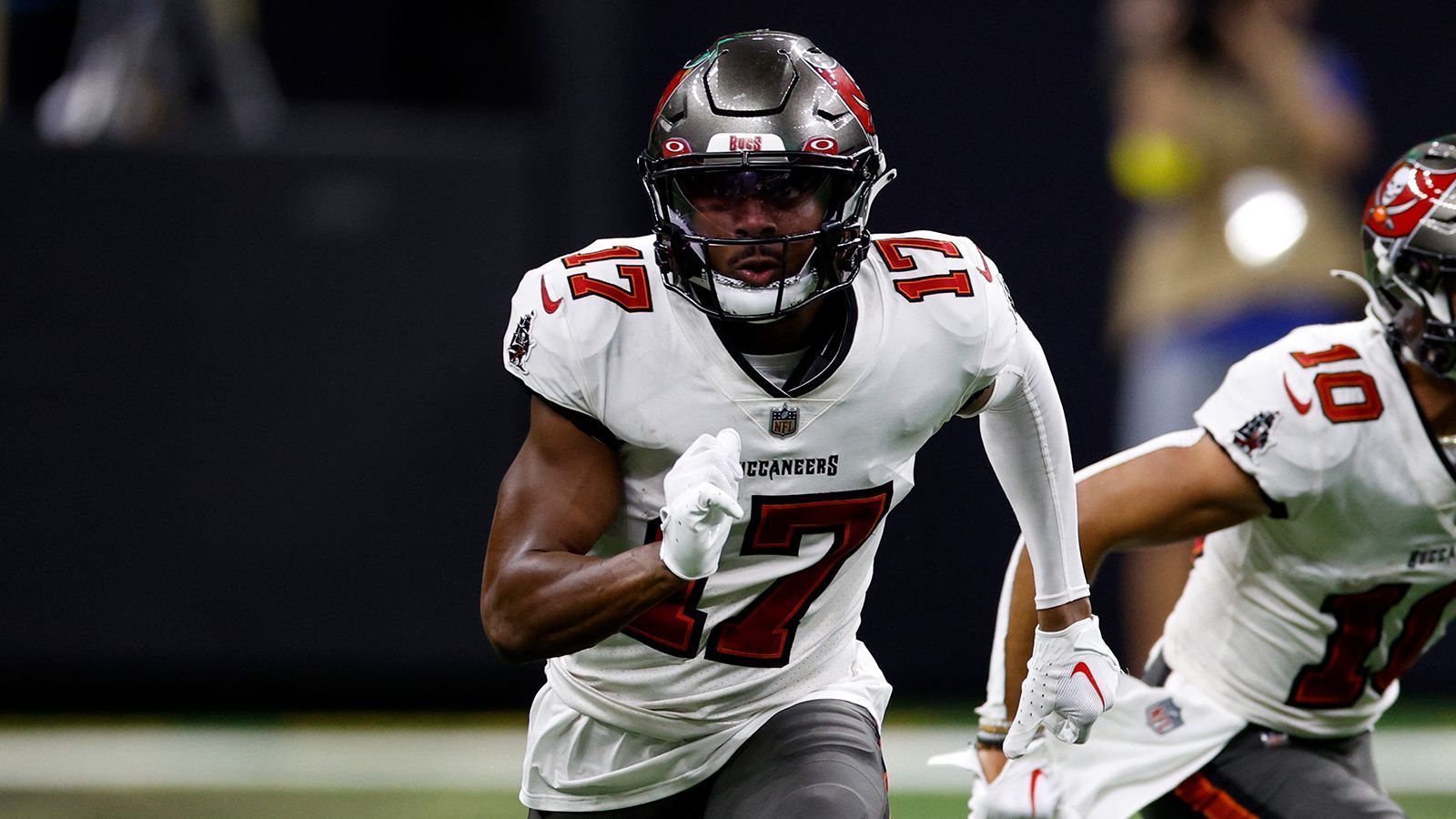 
                <strong>Russell Gage (Wide Receiver, Tampa Bay Buccaneers)</strong><br>
                Als Defensive Back startete die College-Karriere von Russell Gage bei LSU. Der heute 26-Jährige wechselte vor seiner dritten Spielzeit die Position auf Wide Receiver, wurde allerdings in der lauflastigen LSU-Offense kaum in Szene gesetzt. Lediglich 347 Receiving Yards sammelte er in seiner College-Karriere. Als Läufer konnte er immerhin 232 Yards über den Boden hinzufügen. Die Atlanta Falcons schätzten, trotz geringer statistischer Leistung, seine Athletik und wählten ihn in der sechsten Runde des NFL Drafts 2018. Gage entwickelte sich zu einem guten Slot-Receiver und die Bucs statteten ihn in der vergangenen Offseason mit einem Dreijahres-Vertrag, der ihm bis zu 30 Millionen US-Dollar in die Kassen spülen kann, aus. 
              