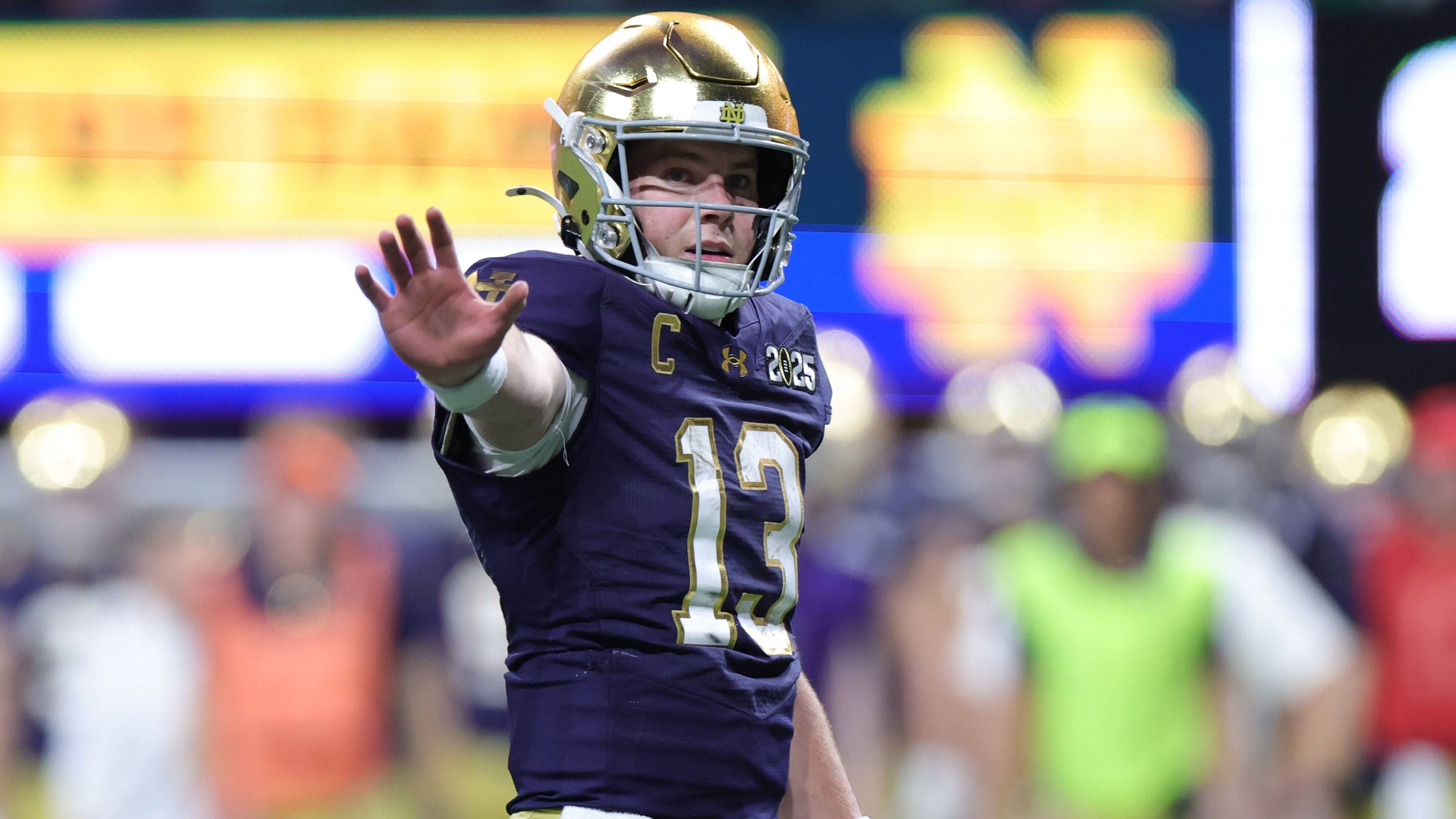 <strong>Riley Leonard (Quarterback, Notre Dame)</strong><br>Natürlich wollen wir die beiden Quarterbacks nicht unerwähnt lassen. Riley Leonard war lange Quarterback bei Duke, ehe er zu Notre Dame transferierte. Seine Zahlen sind gut, aber nicht herausragend. Er ist weit weg davon, ein First Round Pick zu werden. Eher sieht man ihn an Tag drei. Allerdings kann er ein guter NFL-Backup werden.