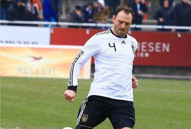 
                <strong>Jens Nowotny</strong><br>
                Zehn Jahre lang verteidigte Jens Nowotny für Bayer Leverkusen. Bei der WM 2002 fiel er verletzungsbedingt aus. Zu seinem WM-Debüt kam er schließlich ein Jahr vor seinem Karriereende, beim Spiel um Platz Drei der WM 2006. 
              