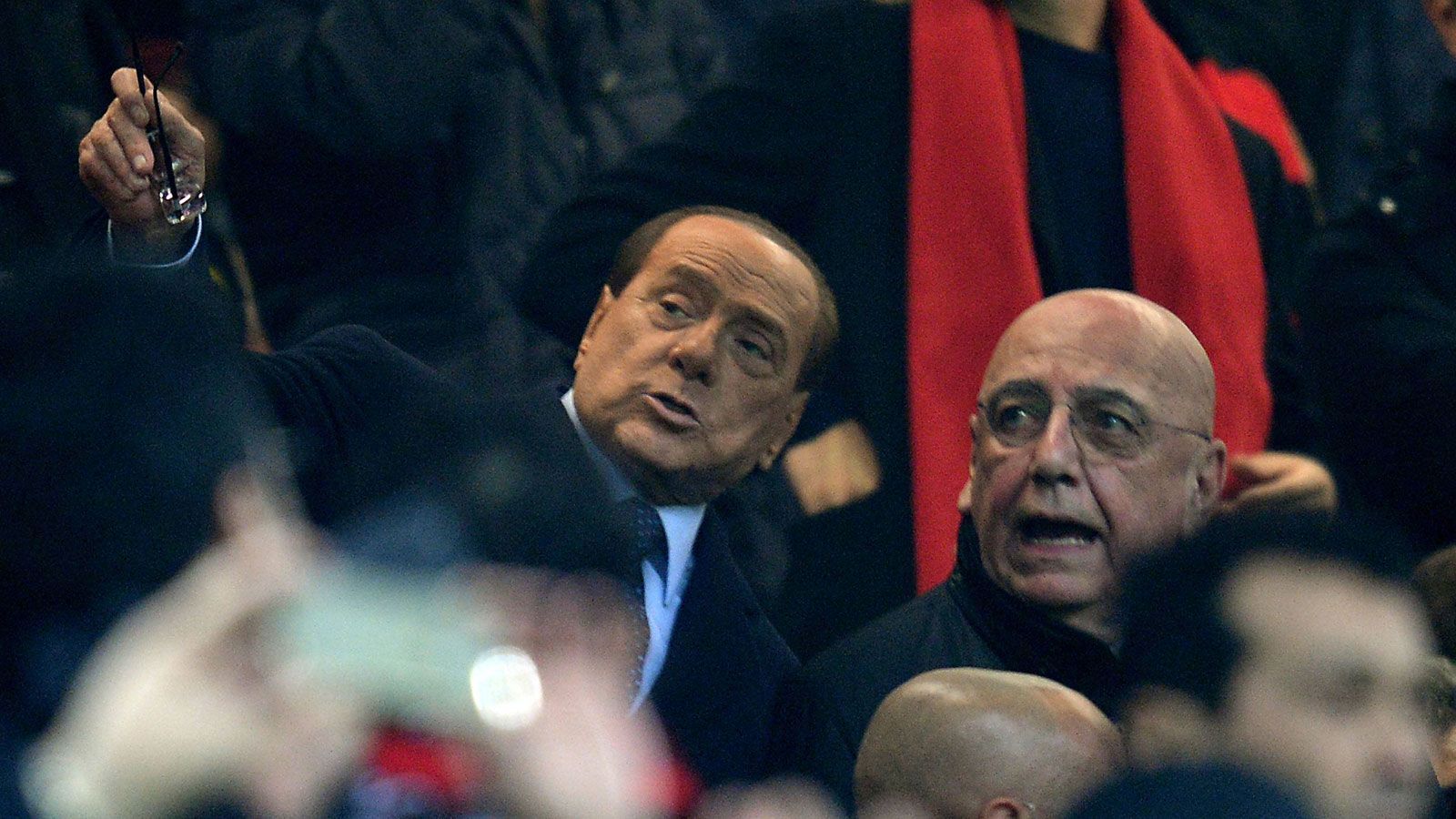 
                <strong>Ziemlich beste Freunde</strong><br>
                Dass sich Berlusconi ausgerechnet für den AC Monza entschied, hängt vor allem mit seinem Partner Adriano Galliani zusammen. Galliani, der als Geschäftsführer den Erfolg der Mailänder mitgestaltete, stammt aus Monza und arbeitete schon früher für den Verein, der auf langer Sicht in die Serie A aufsteigen soll. "Wir wollen der Stadt, in der ich zur Welt gekommen bin, diese Freude geben", so Galliani vor wenigen Wochen. 
              