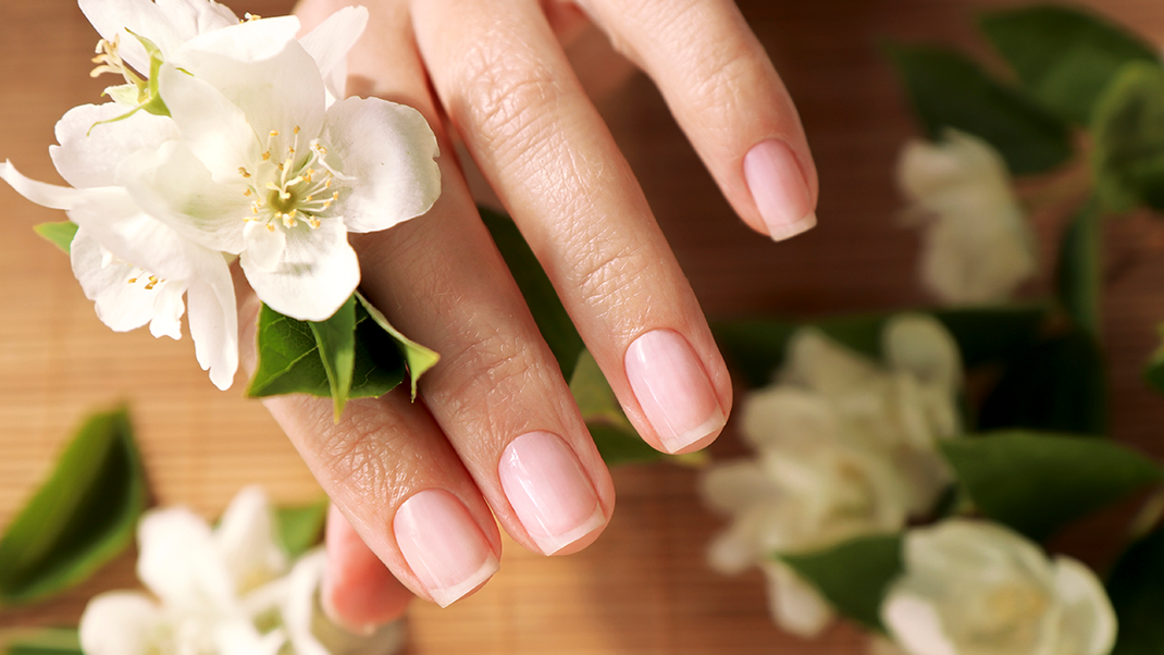 Das Besondere der Japanese Manicure ist, dass ausschließlich auf natürliche Materialien wie Perlenpulver oder Bienenwachs zurückgegriffen wird