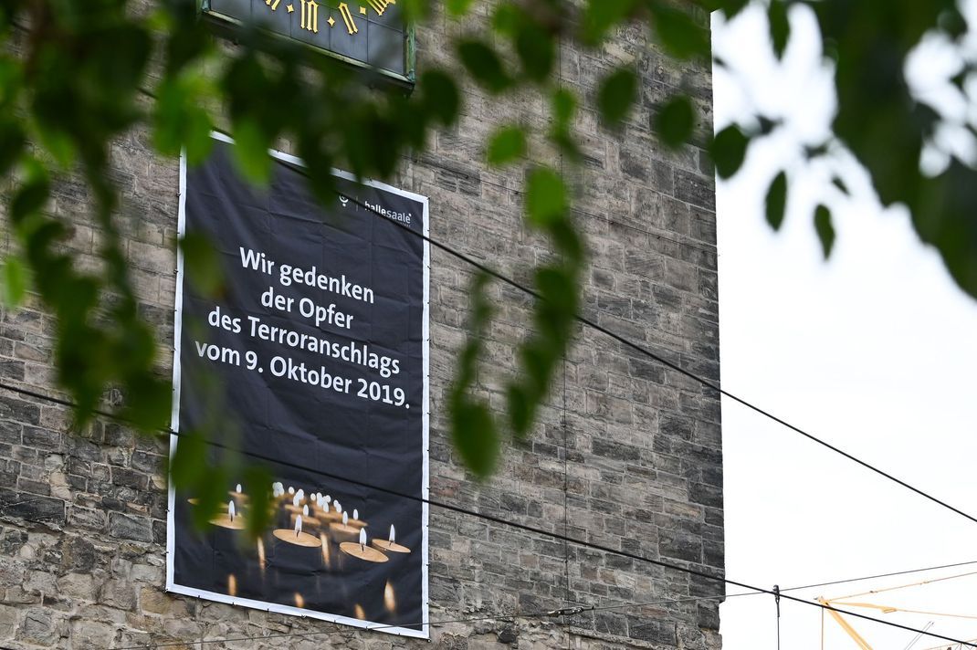 Zum fünften Jahrestag des rechtsextremistischen Terroranschlags in Halle an der Saale hängen an einigen Gebäuden der Innenstadt Plakate zur Erinnerung an die Opfer.