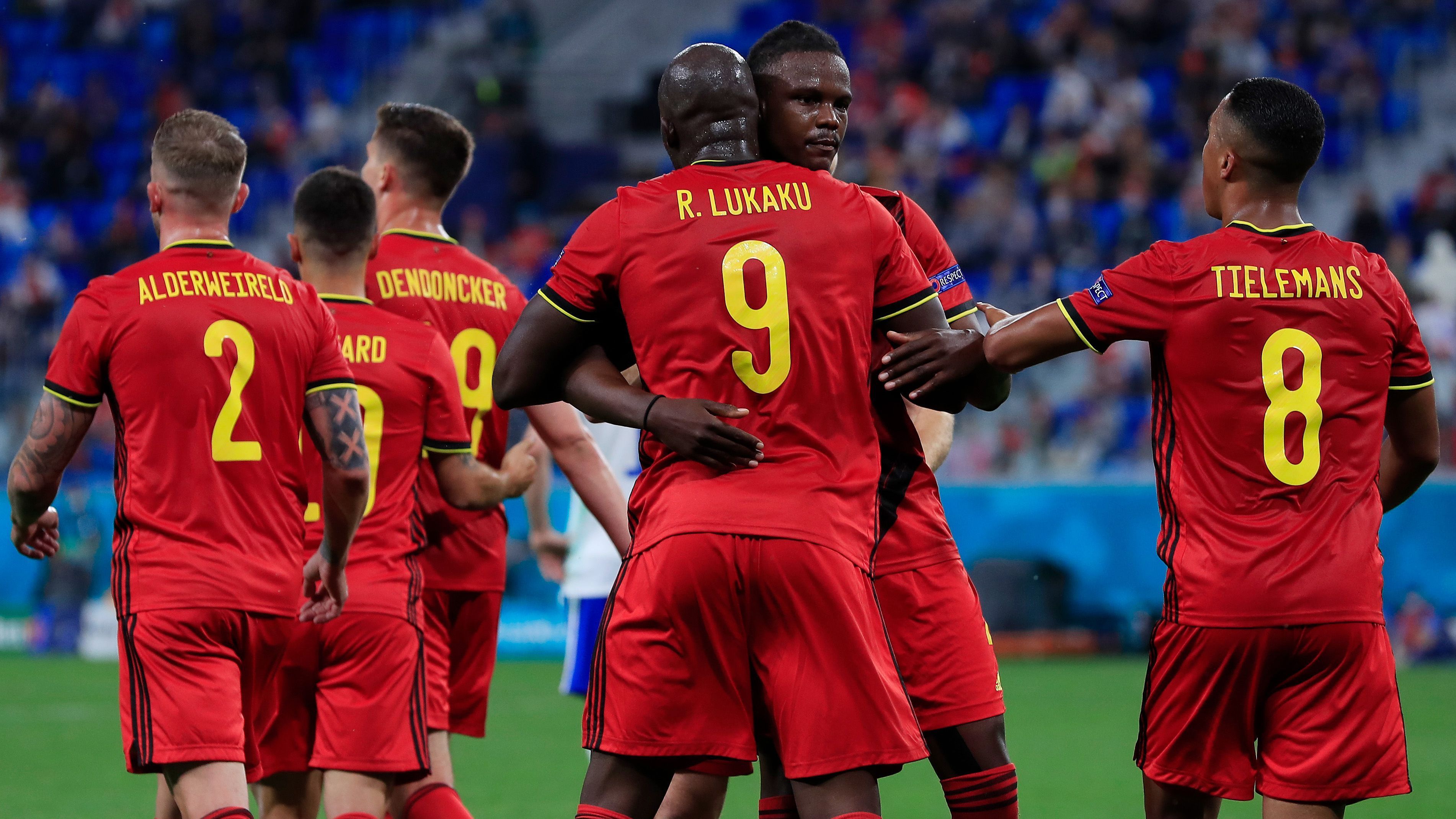 
                <strong>2. Platz: Belgien</strong><br>
                Seit fast drei Jahren stehen die "Roten Teufel" an der Spitze der FIFA-Weltrangliste, einzig ein Titel fehlt der goldenen Generation noch. Gegen Russland gaben sich die Belgier keine Blöße und fegten den klar unterlegenen Gegner mit 3:0 vom Platz. Die Offensive um Stürmer Romelu Lukaku wirkte unaufhaltsam, während die Abwehr kaum eine Großchance der Russen zuließ. Bleiben die Belgier ihrer schön anzusehenden Spielweise treu, ist der Titelgewinn möglich. Vor allem, wenn man bedenkt, dass Superstar Kevin de Bruyne noch nicht zum Einsatz kam (Belgien gegen Dänemark, Donnerstag ab 18 Uhr im Liveticker).
              