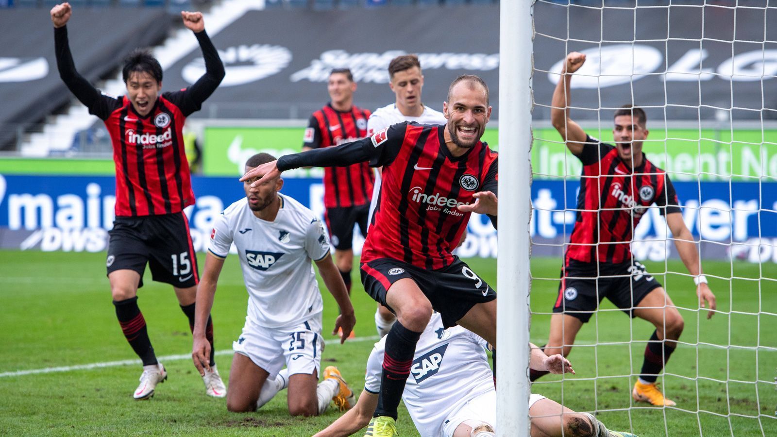 
                <strong>Die Eintracht hat nichts zu verlieren</strong><br>
                Der Saisonstart der Frankfurter ist mit zwei Siegen und zwei Unentschieden gelungen. Die Mannschaft von Trainer Adi Hütter kann also ohne großen Druck in München aufspielen. Und das Selbstbewusstsein ist da. "Ich fahre sicher nicht zum FC Bayern und habe Angst, die Hütte vollzukriegen", sagte Torwart Kevin Trapp. Der letzte Auswärtssieg der SGE in München datiert vom 18. November 2000. Das 2:1-Siegtor von Jan-Age Fjörtoft fiel nach Zuspiel von Horst Heldt. Die Zeit wäre also durchaus mal wieder reif.
              